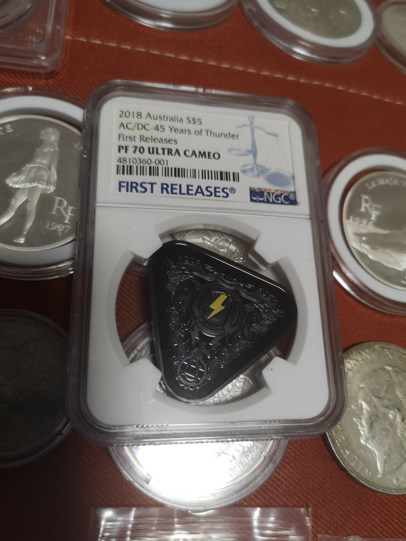 长老汇第14场精品新老银币系列 2018澳大利亚AC/DC 45周年5澳元三角形精制黑化银币，NGC PF70UC，首期标