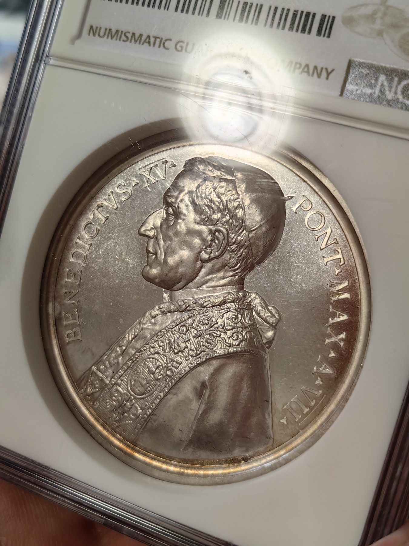 橡树集藏-006场 海纳百川 NGC-64 梵蒂冈 1920，教皇本笃十五世，“圣. 以法莲”封圣银章，高分，高浮雕镜面，细节精美，加厚盒。