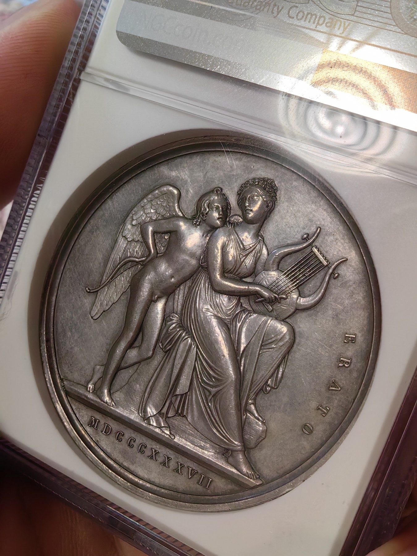 橡树集藏-006场 海纳百川 NGC-61 丹麦艺术家阿尔伯特. 托瓦尔森，1837，“爱神”大银章（46mm,45g),老包浆，低评好状态，背面图案为厄剌托手持七弦琴，丘比特持弓依偎。