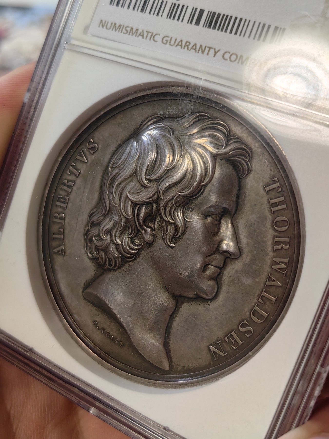 橡树集藏-006场 海纳百川 NGC-61 丹麦艺术家阿尔伯特. 托瓦尔森，1837，“爱神”大银章（46mm,45g),老包浆，低评好状态，背面图案为厄剌托手持七弦琴，丘比特持弓依偎。