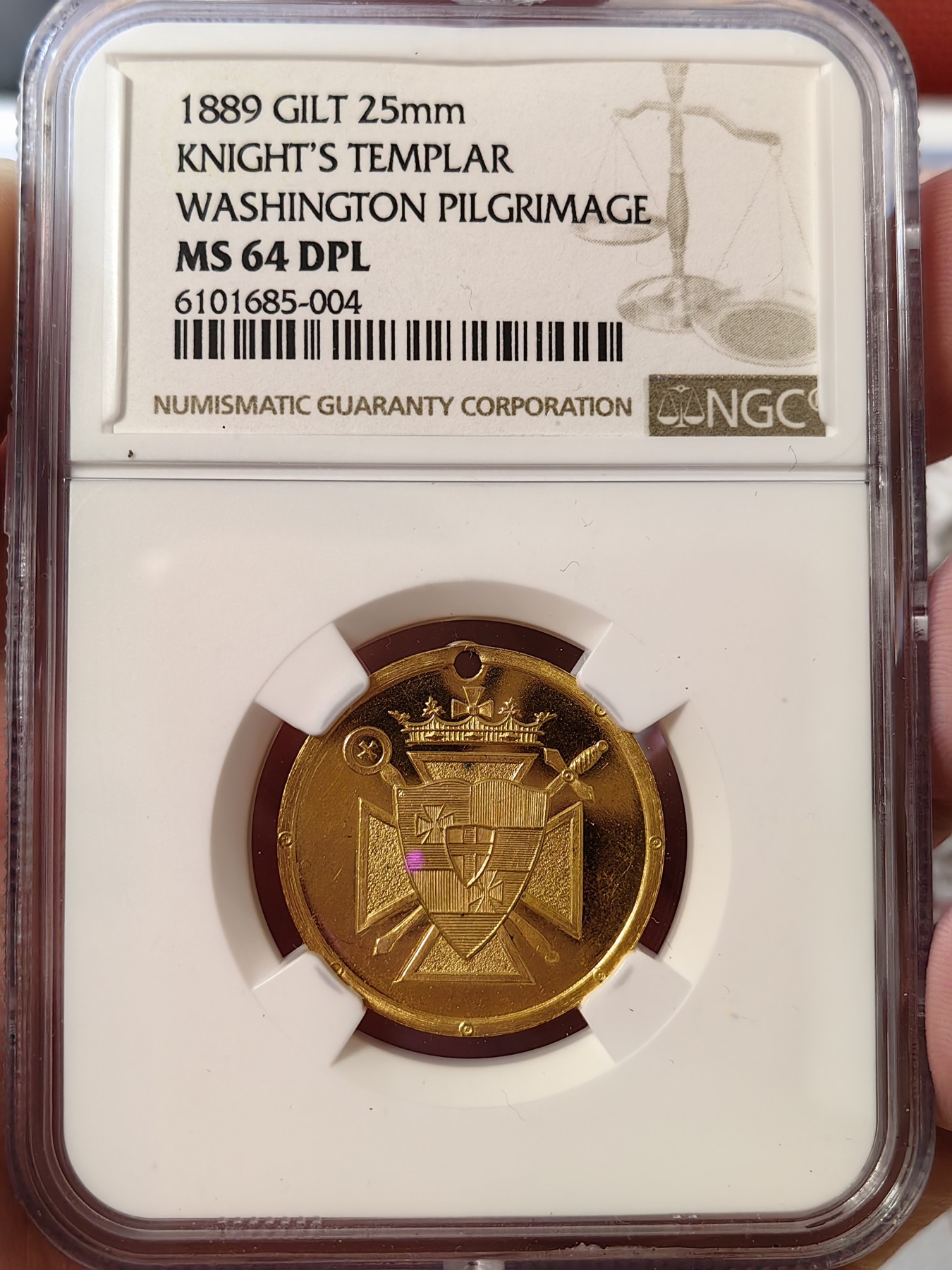 橡树集藏-006场 海纳百川 ngc-Ms64DPL 1889年美国镀金章 顶级工艺小镜子 深度类精制 圣殿骑士华盛顿朝圣纪念 参会人员挂在脖子上的令牌 正面是骑士盾徽图腾 数据库仅见 美利坚老精稀 小古董 这个组织是欧洲三大骑士团之一 历史悠久