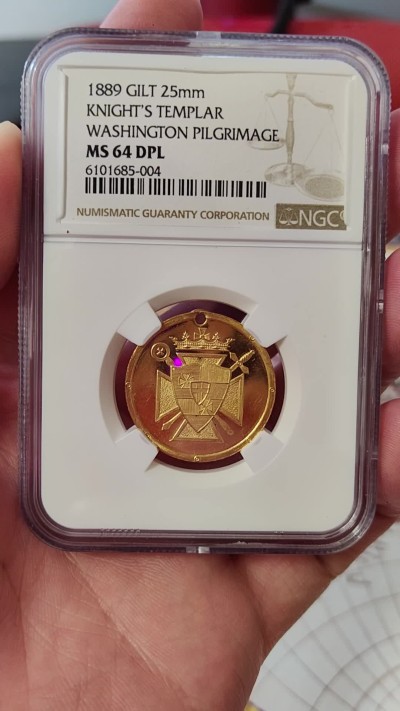 橡树集藏-006场 海纳百川 ngc-Ms64DPL 1889年美国镀金章 顶级工艺小镜子 深度类精制 圣殿骑士华盛顿朝圣纪念 参会人员挂在脖子上的令牌 正面是骑士盾徽图腾 数据库仅见 美利坚老精稀 小古董 这个组织是欧洲三大骑士团之一 历史悠久