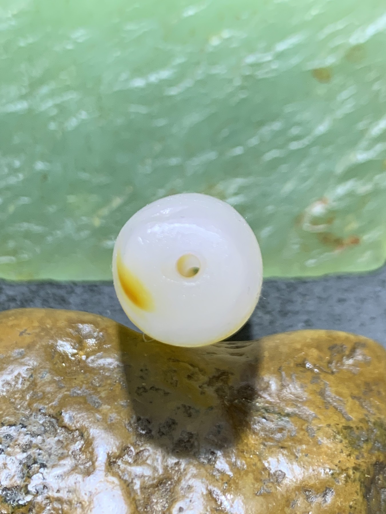精美高玉化亚光海洋玉髓手工俏色巧雕佛光普照意境随形大桶珠一个！