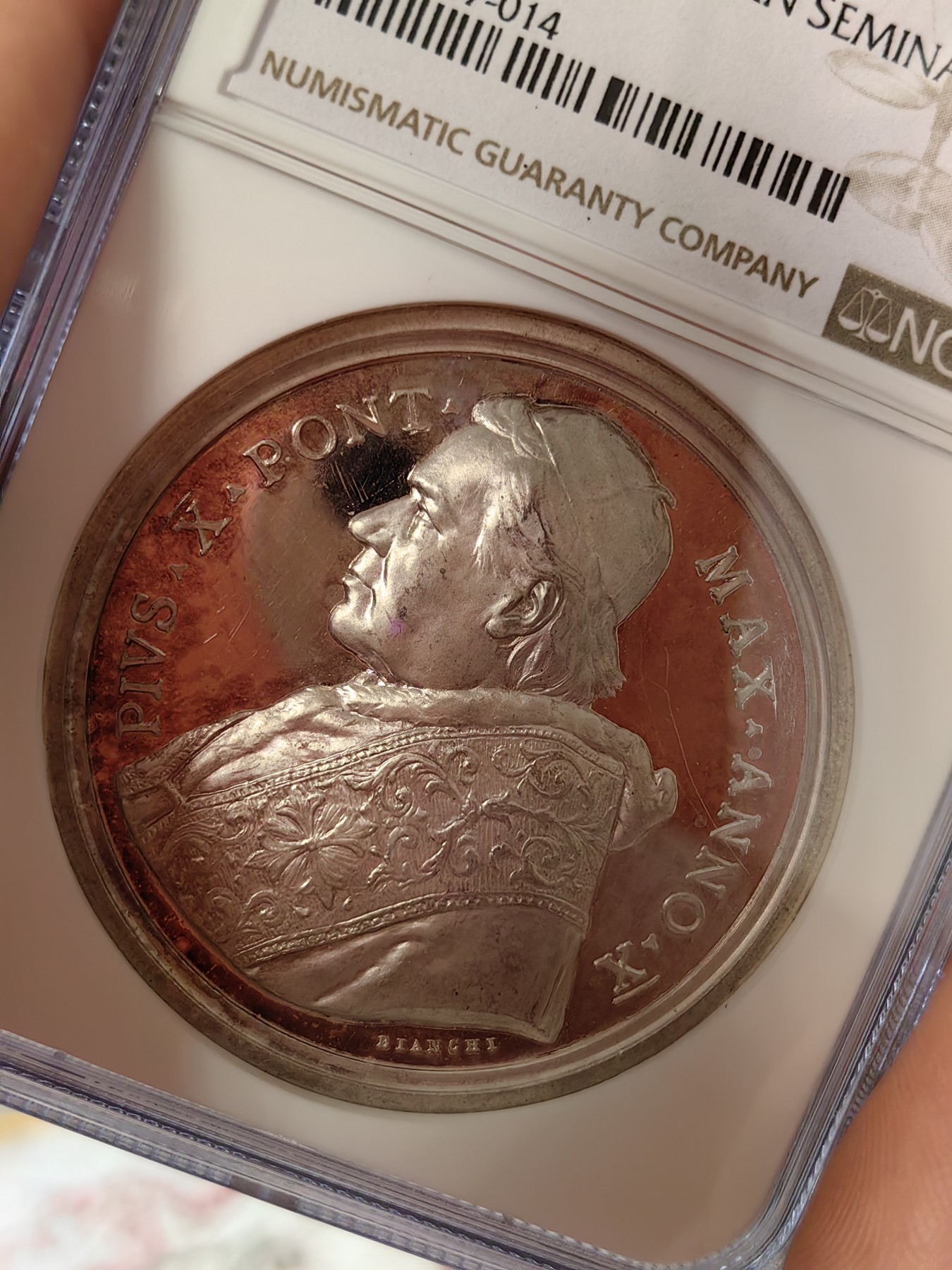 橡树集藏-006场 海纳百川 NGC-64 梵蒂冈 1913 教皇庇护十世（肖像朝左）罗马教皇神学院银章，高分，高浮雕镜面，细节精美，加厚盒