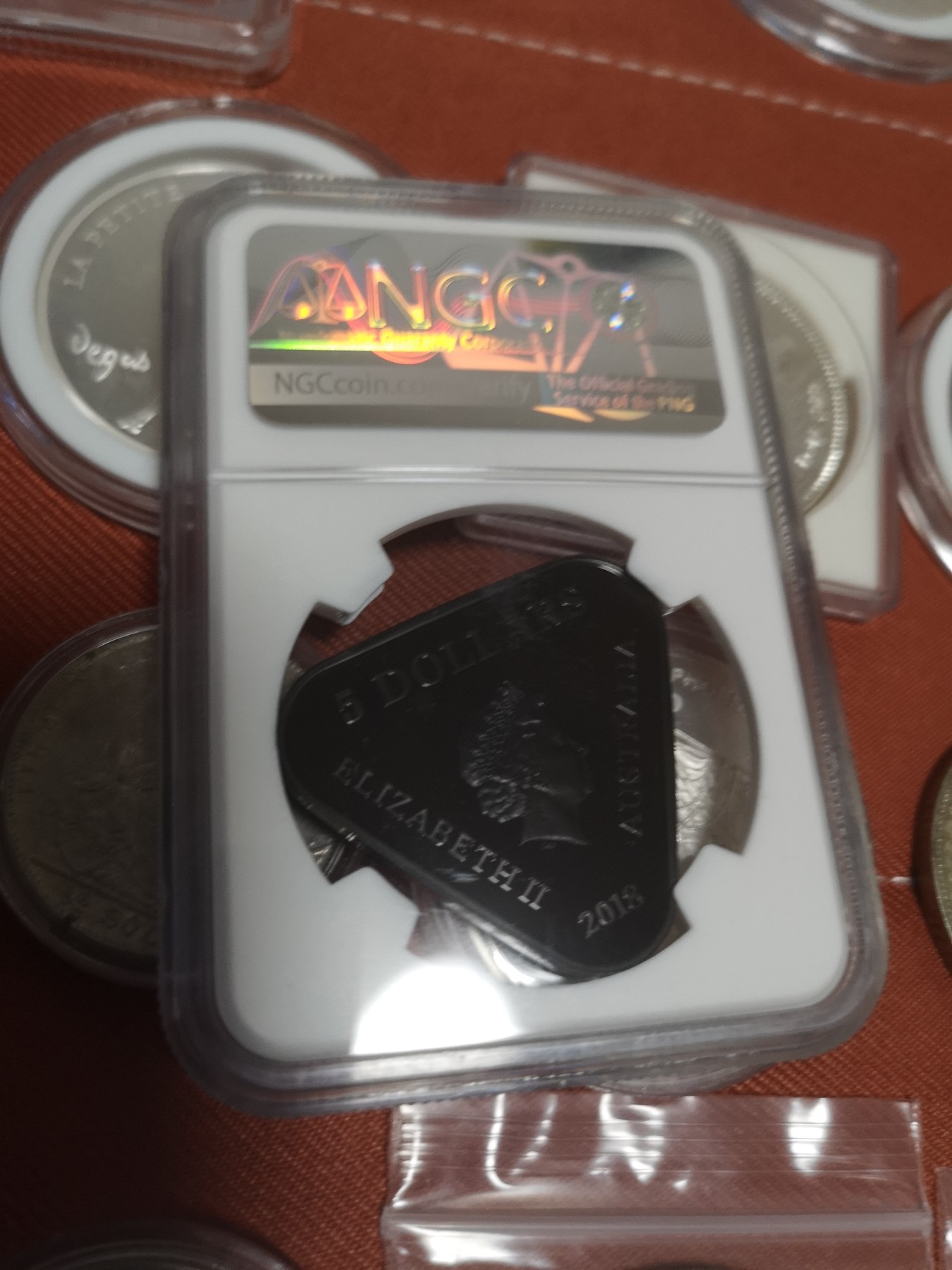 长老汇第14场精品新老银币系列 2018澳大利亚AC/DC 45周年5澳元三角形精制黑化银币，NGC PF70UC，首期标