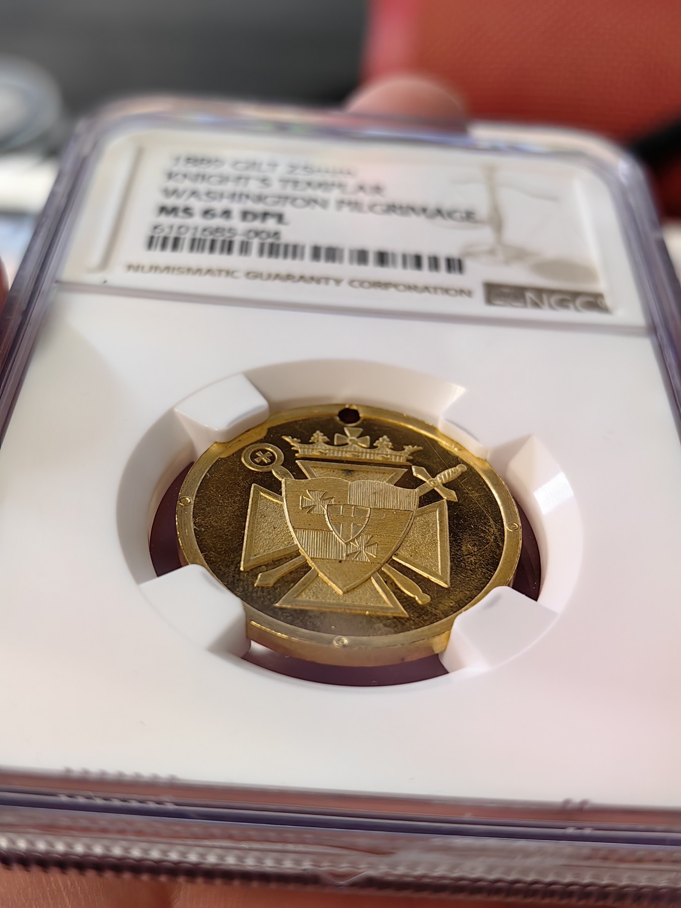 橡树集藏-006场 海纳百川 ngc-Ms64DPL 1889年美国镀金章 顶级工艺小镜子 深度类精制 圣殿骑士华盛顿朝圣纪念 参会人员挂在脖子上的令牌 正面是骑士盾徽图腾 数据库仅见 美利坚老精稀 小古董 这个组织是欧洲三大骑士团之一 历史悠久