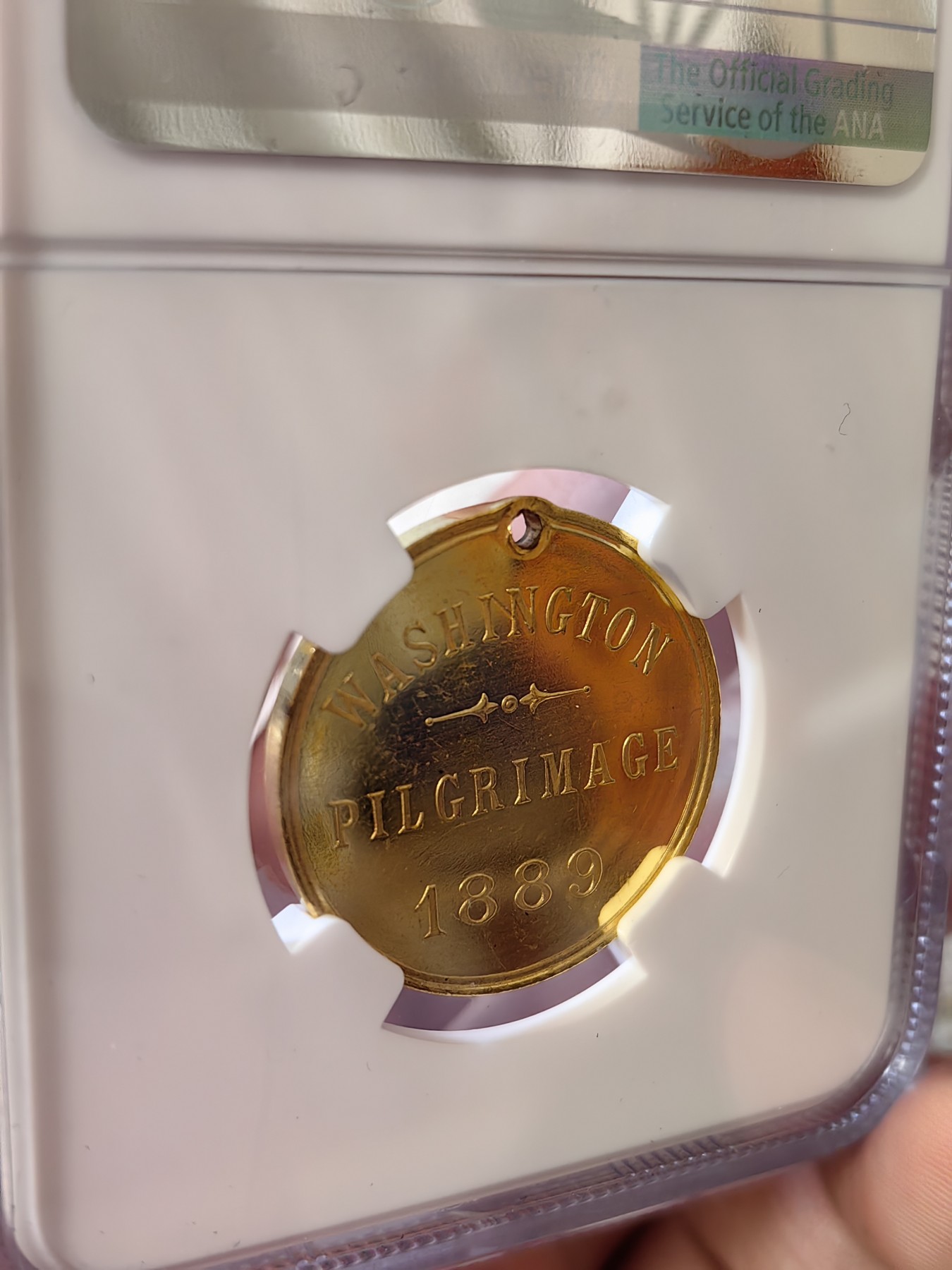 橡树集藏-006场 海纳百川 ngc-Ms64DPL 1889年美国镀金章 顶级工艺小镜子 深度类精制 圣殿骑士华盛顿朝圣纪念 参会人员挂在脖子上的令牌 正面是骑士盾徽图腾 数据库仅见 美利坚老精稀 小古董 这个组织是欧洲三大骑士团之一 历史悠久