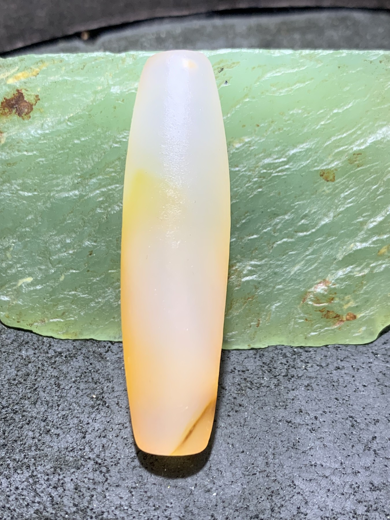 精美高玉化亚光海洋玉髓手工俏色巧雕佛光普照意境随形大桶珠一个！