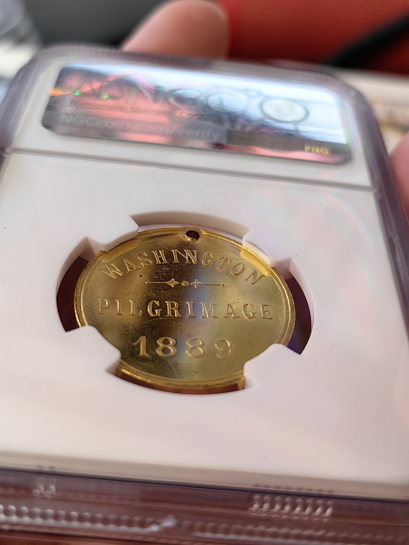 橡树集藏-006场 海纳百川 ngc-Ms64DPL 1889年美国镀金章 顶级工艺小镜子 深度类精制 圣殿骑士华盛顿朝圣纪念 参会人员挂在脖子上的令牌 正面是骑士盾徽图腾 数据库仅见 美利坚老精稀 小古董 这个组织是欧洲三大骑士团之一 历史悠久