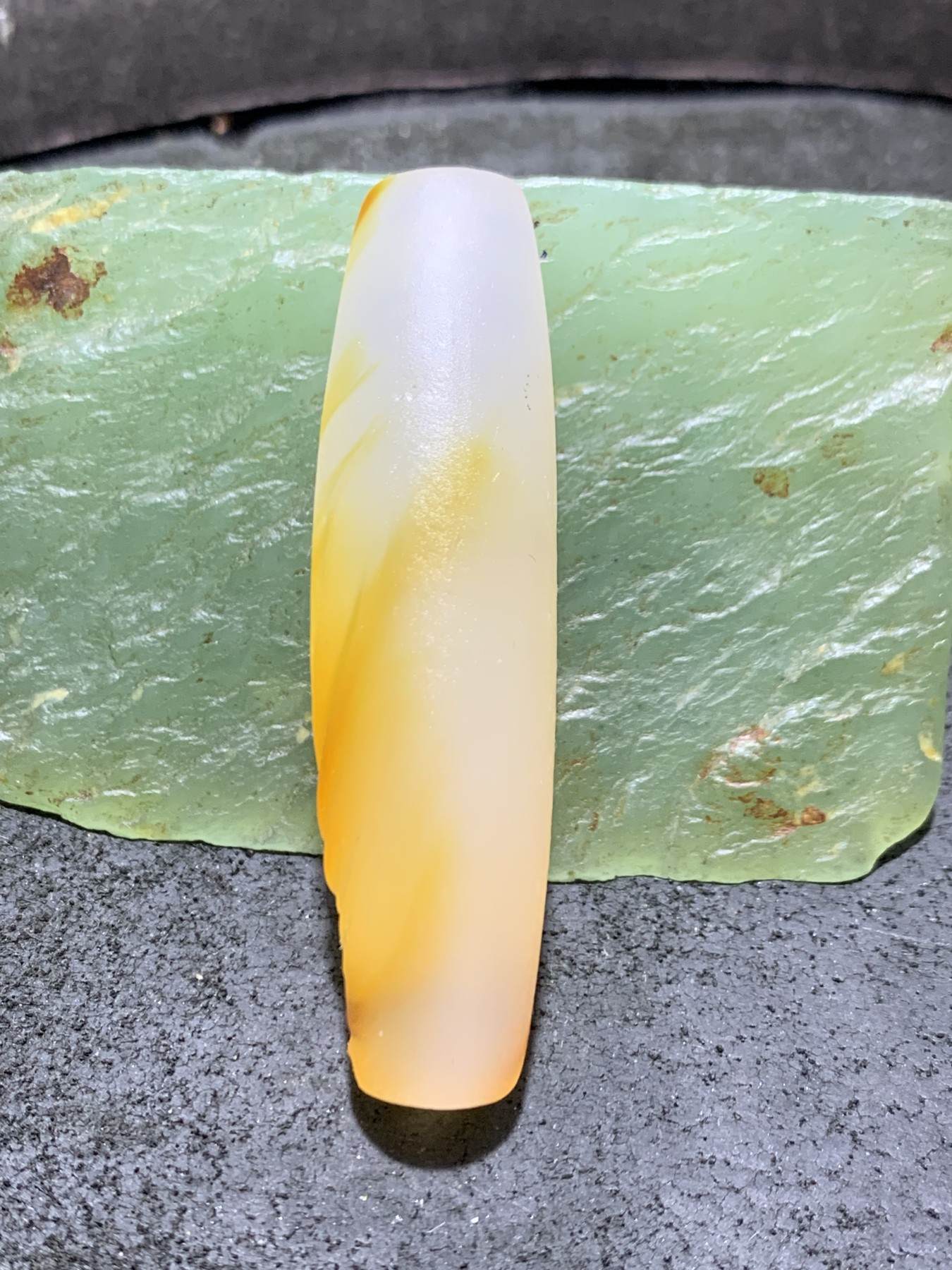 精美高玉化亚光海洋玉髓手工俏色巧雕佛光普照意境随形大桶珠一个！