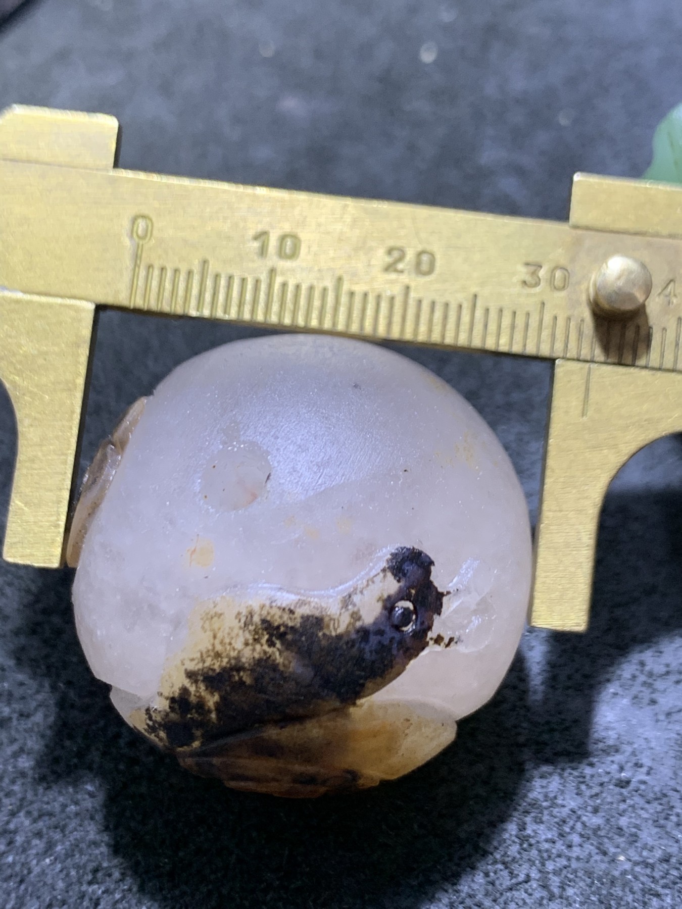 精美冰飘亚光战国红玛瑙手工俏色巧雕蜗牛随形大圆珠一个，