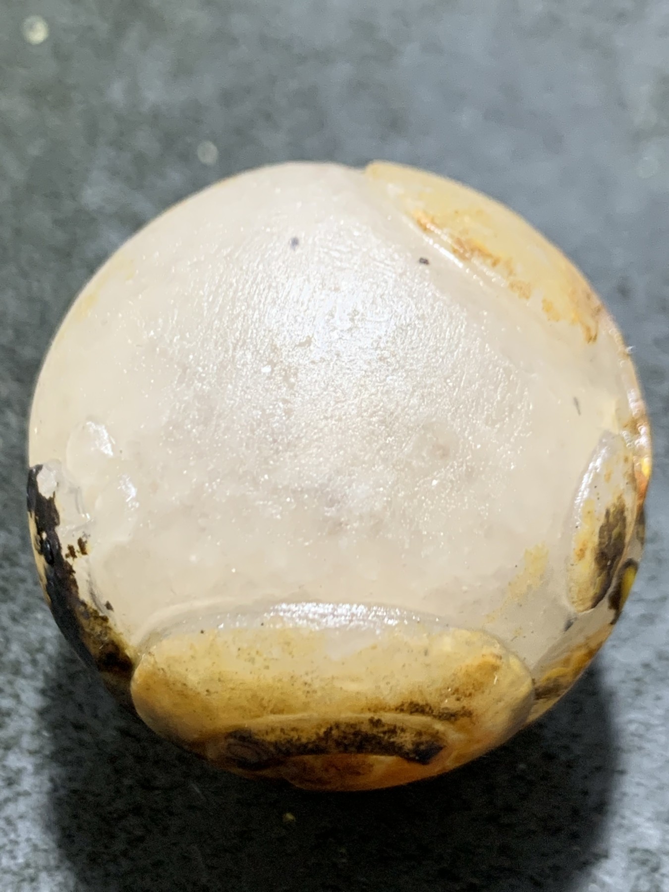 精美冰飘亚光战国红玛瑙手工俏色巧雕蜗牛随形大圆珠一个，
