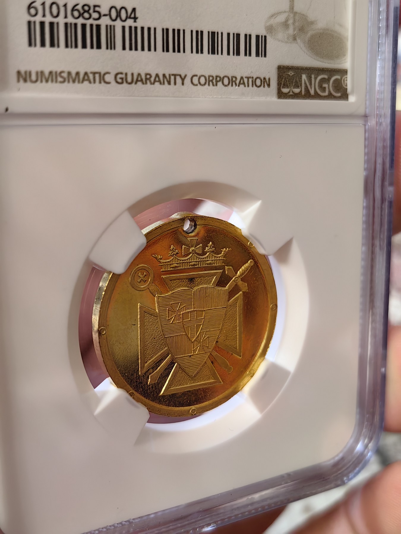 橡树集藏-006场 海纳百川 ngc-Ms64DPL 1889年美国镀金章 顶级工艺小镜子 深度类精制 圣殿骑士华盛顿朝圣纪念 参会人员挂在脖子上的令牌 正面是骑士盾徽图腾 数据库仅见 美利坚老精稀 小古董 这个组织是欧洲三大骑士团之一 历史悠久