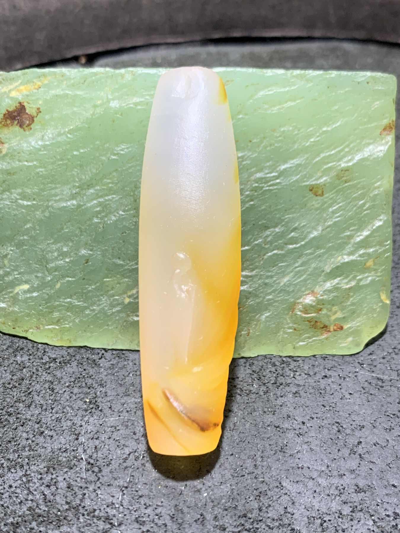 精美高玉化亚光海洋玉髓手工俏色巧雕佛光普照意境随形大桶珠一个！