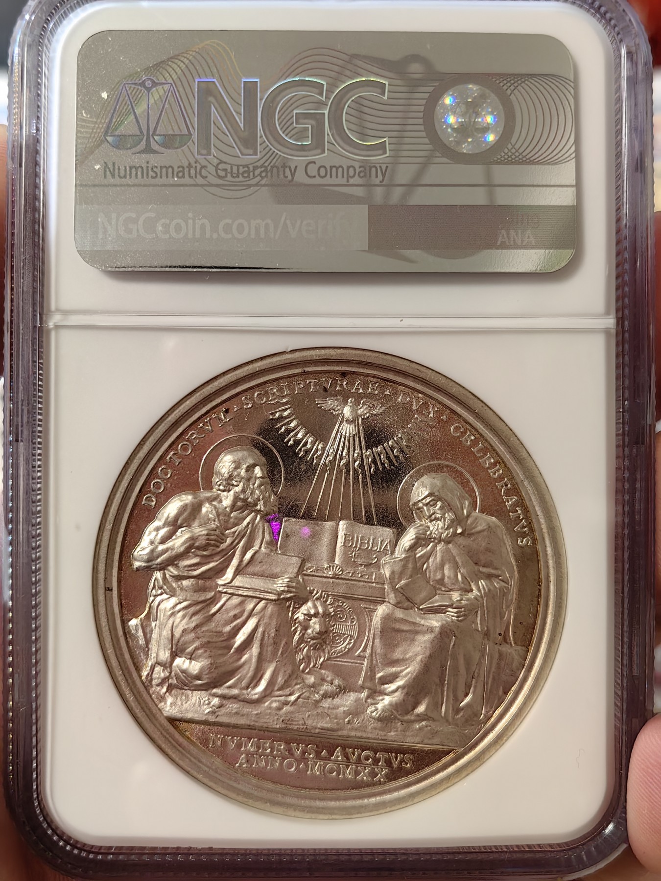 橡树集藏-006场 海纳百川 NGC-64 梵蒂冈 1920，教皇本笃十五世，“圣. 以法莲”封圣银章，高分，高浮雕镜面，细节精美，加厚盒。