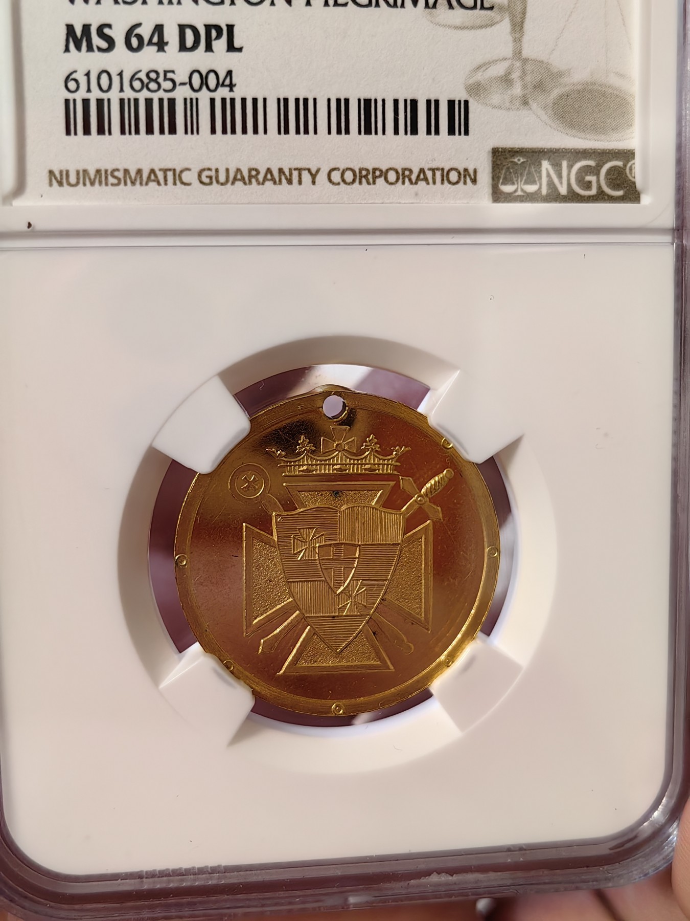 橡树集藏-006场 海纳百川 ngc-Ms64DPL 1889年美国镀金章 顶级工艺小镜子 深度类精制 圣殿骑士华盛顿朝圣纪念 参会人员挂在脖子上的令牌 正面是骑士盾徽图腾 数据库仅见 美利坚老精稀 小古董 这个组织是欧洲三大骑士团之一 历史悠久