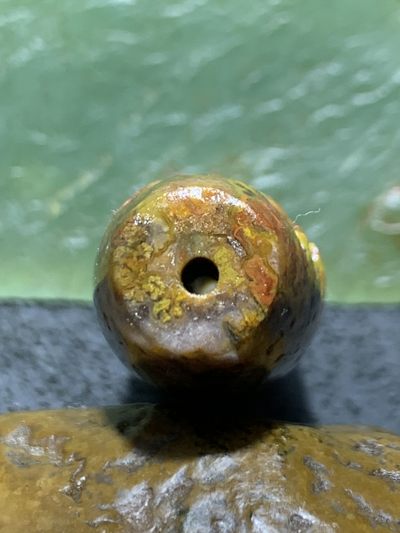 精美亚光冰飘战国红玛瑙手工俏色巧雕佛祖意境桶珠子一颗！ 精美亚光冰飘战国红玛瑙手工俏色巧雕佛祖意境桶珠子一颗！