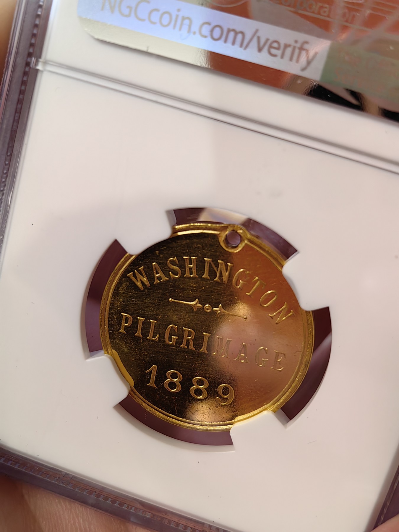 橡树集藏-006场 海纳百川 ngc-Ms64DPL 1889年美国镀金章 顶级工艺小镜子 深度类精制 圣殿骑士华盛顿朝圣纪念 参会人员挂在脖子上的令牌 正面是骑士盾徽图腾 数据库仅见 美利坚老精稀 小古董 这个组织是欧洲三大骑士团之一 历史悠久