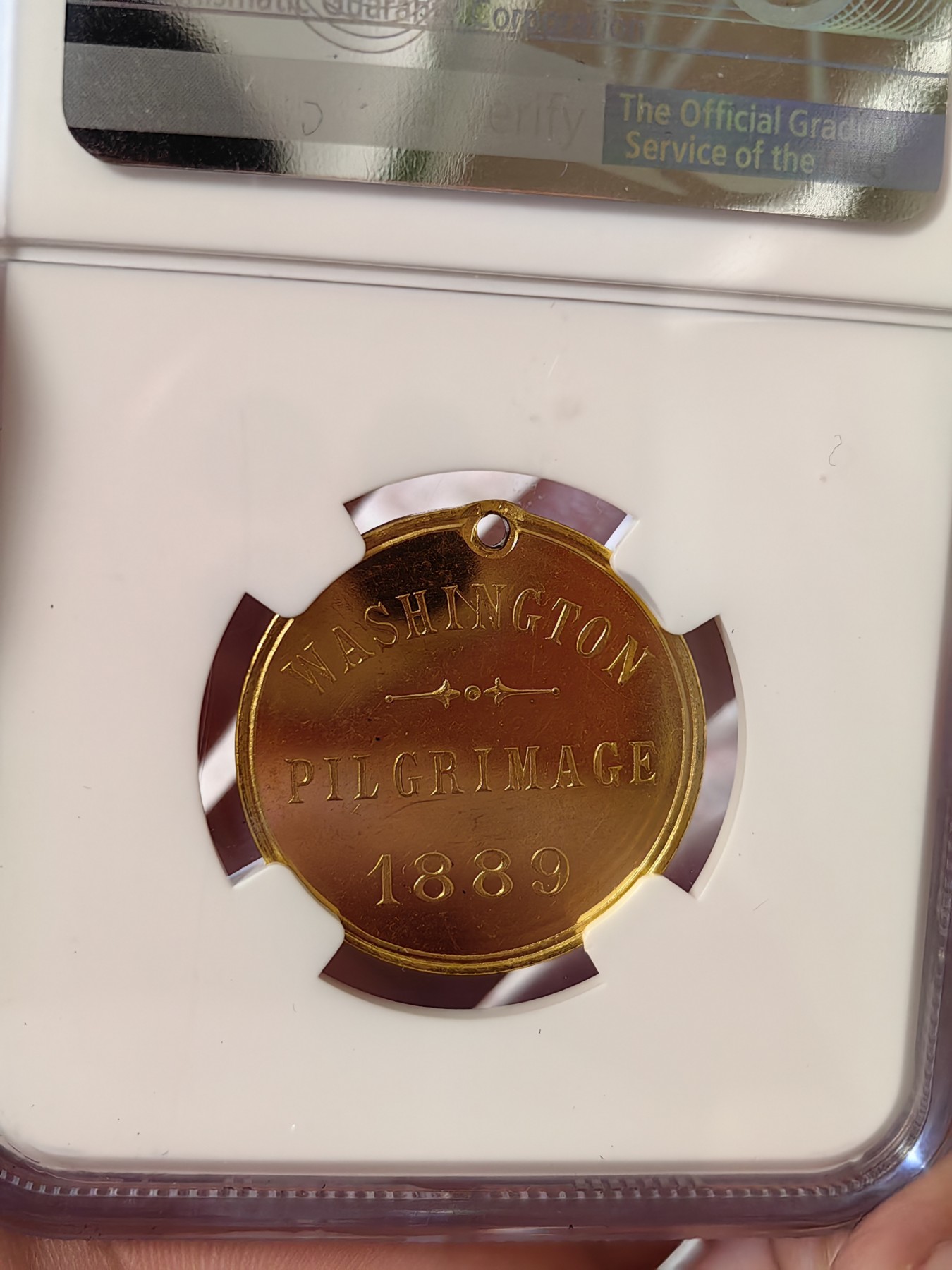 橡树集藏-006场 海纳百川 ngc-Ms64DPL 1889年美国镀金章 顶级工艺小镜子 深度类精制 圣殿骑士华盛顿朝圣纪念 参会人员挂在脖子上的令牌 正面是骑士盾徽图腾 数据库仅见 美利坚老精稀 小古董 这个组织是欧洲三大骑士团之一 历史悠久