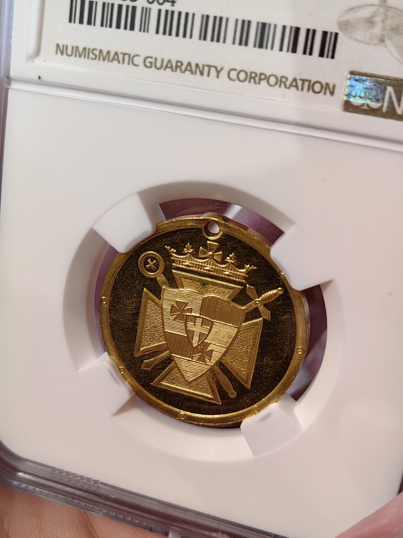 橡树集藏-006场 海纳百川 ngc-Ms64DPL 1889年美国镀金章 顶级工艺小镜子 深度类精制 圣殿骑士华盛顿朝圣纪念 参会人员挂在脖子上的令牌 正面是骑士盾徽图腾 数据库仅见 美利坚老精稀 小古董 这个组织是欧洲三大骑士团之一 历史悠久