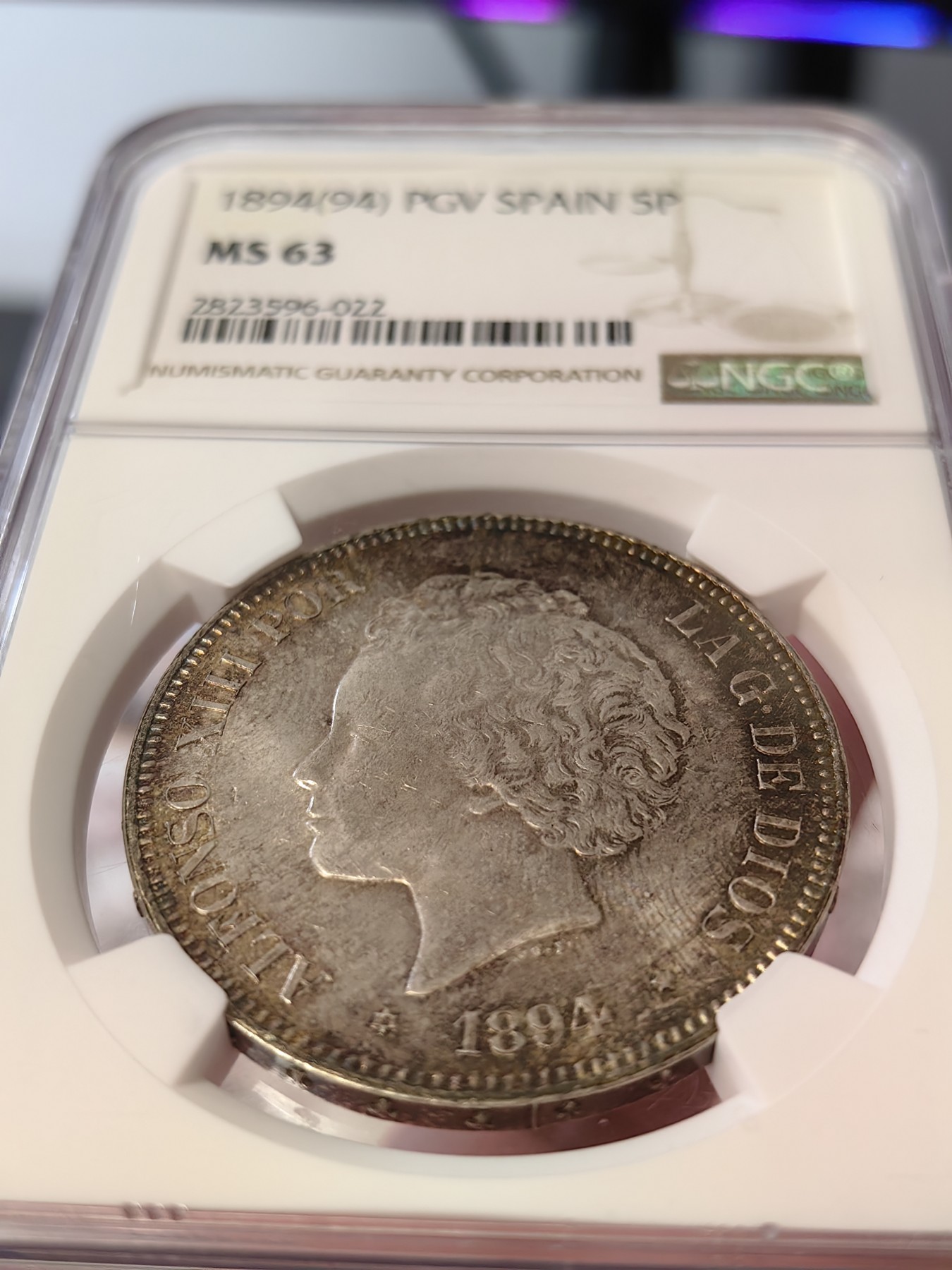 橡树集藏-006场 海纳百川 ngc-ms63 1894年西班牙5比塞塔双柱大银币 阿方索十三世 数据库亚军分 可爱的爆炸头男童 车轮原银霜光 欧陆黄油斑驳彩浆 流通币有此品相 实属不易 评级数量稀少 西班牙及西属钱币涨幅明显 大热门品种