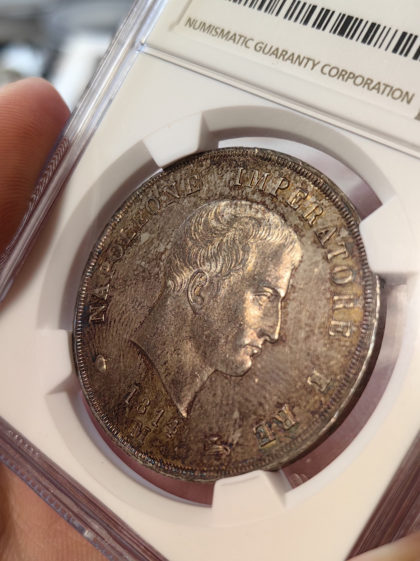 橡树集藏-006场 海纳百川 NGC-MS63 1814年意大利王国拿破仑5里拉大银币，万中无一的赤霞艳彩间中还有碧蓝点缀，背面帝国鹰徽加上类镜面底板霸气尽显。一代雄主，顶级设计。实物绝美，法系人不可错过的拿皇大银。