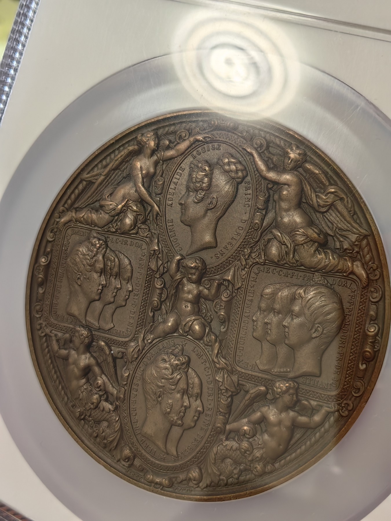 橡树集藏-006场 海纳百川 NGC-MS66BN 1833年法国国王路易菲利普皇室全家访问造币厂铜章，巴洛克风格章牌中的典范，去年10月一枚同分的丰饶角后铸在AW拍出1.5W RMB。超高浮雕加厚盒子，华丽盛大。