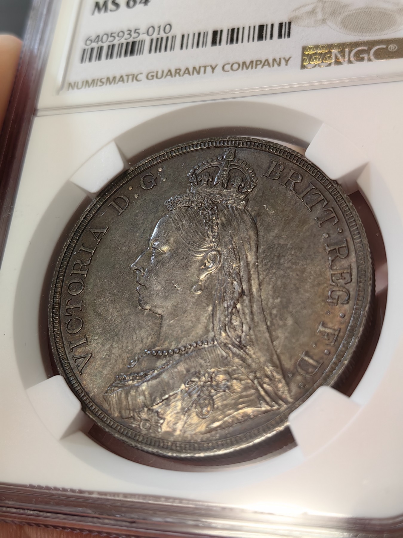 橡树集藏-006场 海纳百川 ngc-Ms64 1887年英国维多利亚高冠马剑克朗 双面通体均匀黑彩浓郁包浆 打制底板一流 实物绝美 裸币送评 高分不易 大热门品种