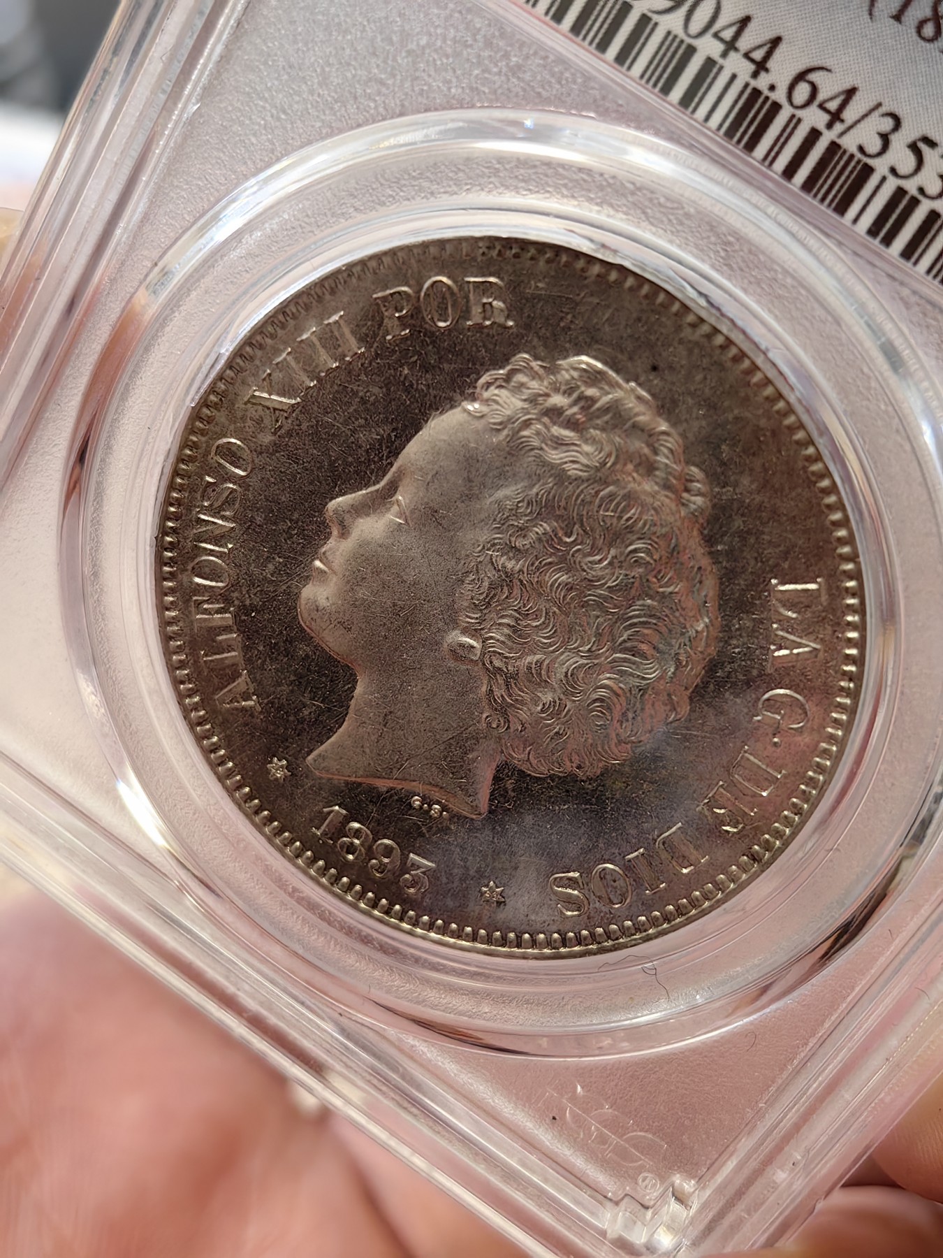 橡树集藏-006场 海纳百川 pcgs-Ms64 1893年西班牙5比塞塔大银币 阿方索十三世 爆炸头男童   数据库唯一冠军分，高分顶级品相，双面pl感十足，镜面感强烈。底板完美打制佳，双面深打，浮雕完美，头发丝丝入扣，实物绝美。车轮流银强霜光，西属大热门。可爱微笑男童，肥嘟嘟小脸。
