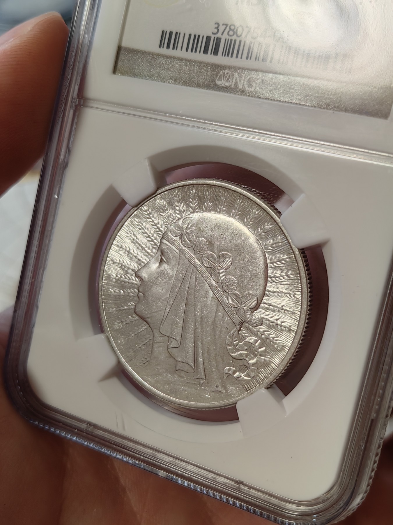 橡树集藏-006场 海纳百川 NGC-MS62 波兰 1932年 10兹罗提。正面是谷物环绕着的雅德维加女王，好品很难的品种，62性价比之选。