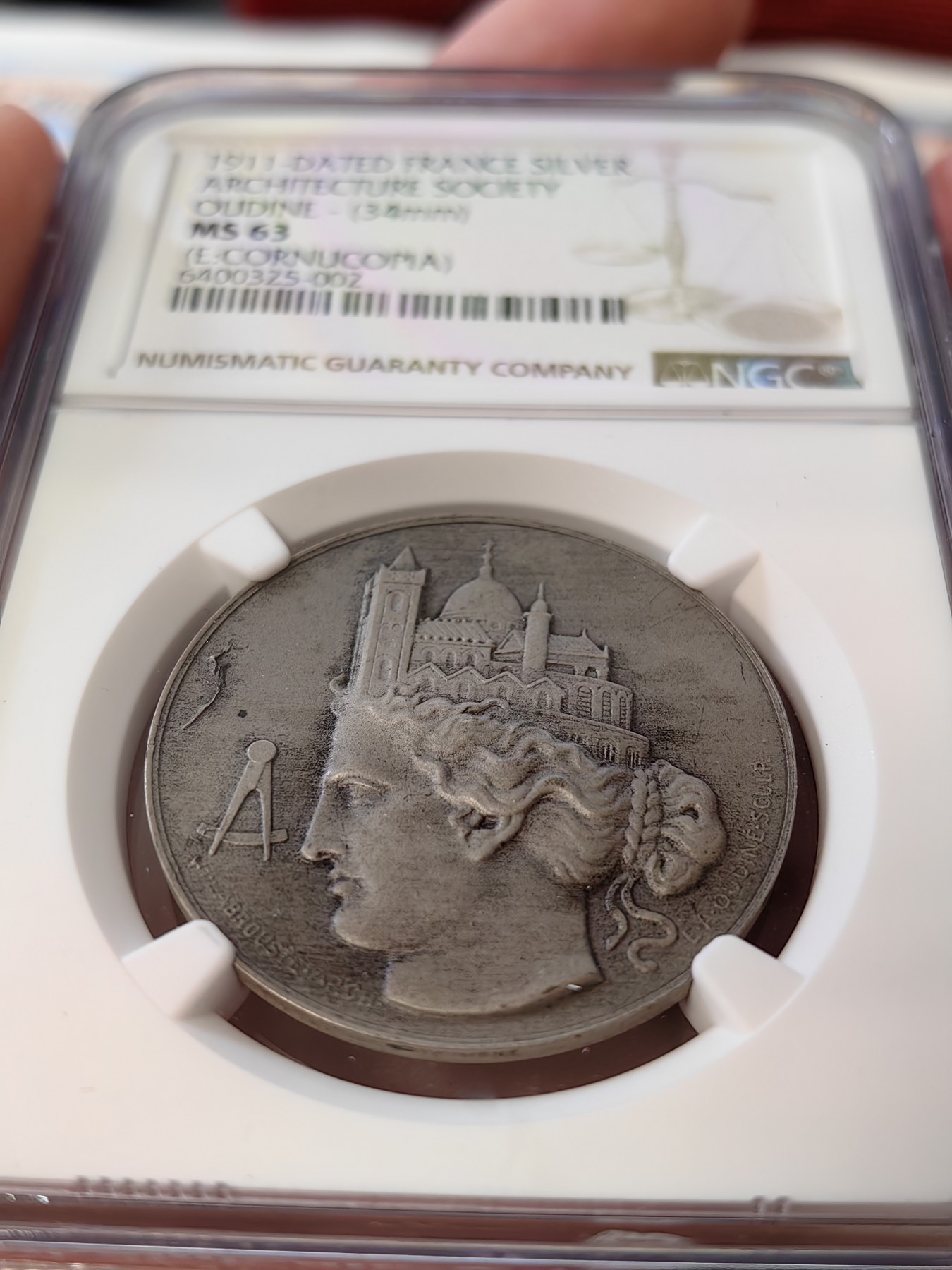 橡树集藏-006场 海纳百川 ngc-Ms63 1911年法国银章 建筑设计师协会 乌迪内作品 冠军分 智慧女神头顶修道院 上面还有十字架 细节爆表 高浮雕实物极美 丰饶角银标 灰彩包浆好状态 明显低评
