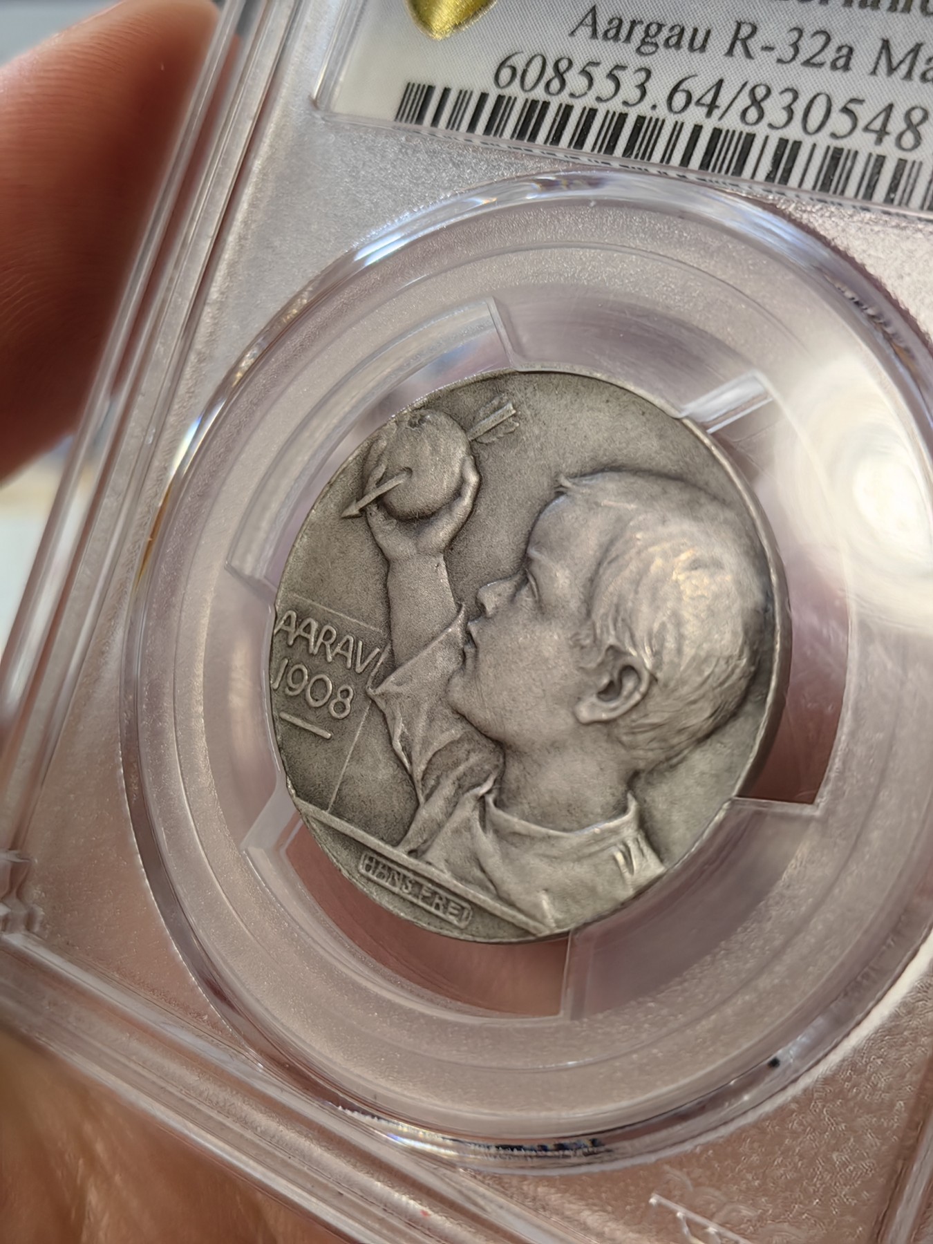 橡树集藏-006场 海纳百川 PCGS-sp64 1908年瑞士阿尔高州阿劳射击节 正面：风格化的鹰面向左，右爪握着阿尔高之盾；背面：威廉泰尔的小儿子，面向左侧，高举着被箭刺穿的苹果。新兴现代主义风格的迷人奖章。在里克特书中被列为“稀有”。铸造量仅293枚。