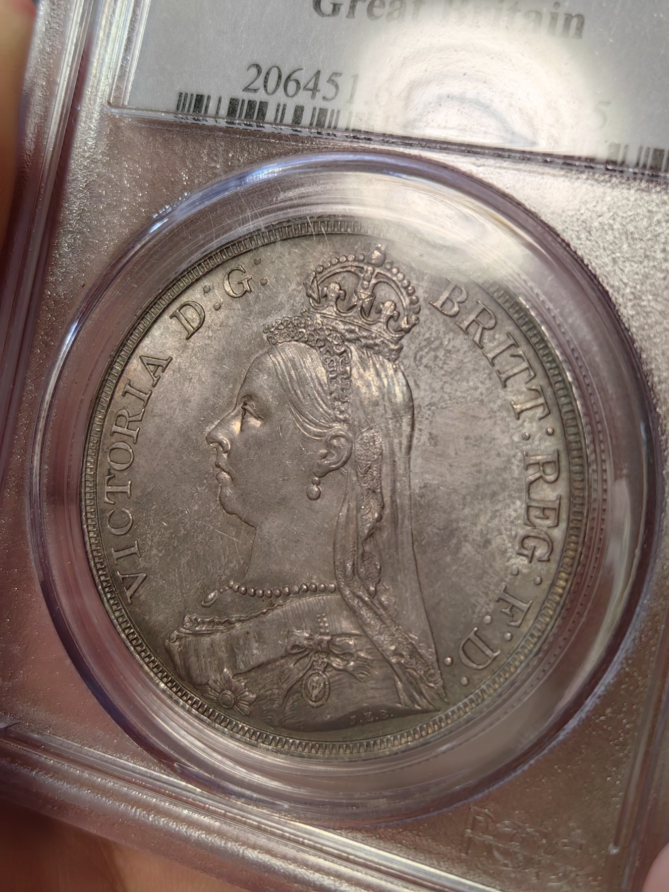橡树集藏-006场 海纳百川 pcgs-ms64 1887年英国维多利亚高冠克朗马剑 经典品种 双面老包浆 洋红色点缀 实物状态一流 pc早期老盒 状态非常舒服 没有短板的及格64马剑克朗 自藏好品