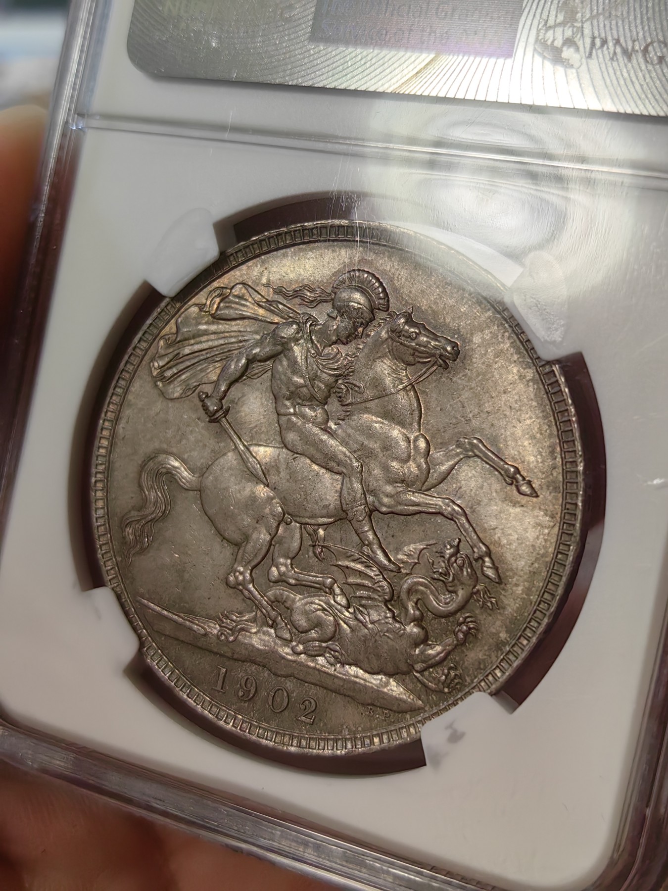 橡树集藏-006场 海纳百川 ngc-Ms64 1902年英国爱七马剑克朗银币 高分好品 双面古朴老包浆 带彩 细节好打制佳 普制高分比精制难得 老盒品质保证 英系主币大银