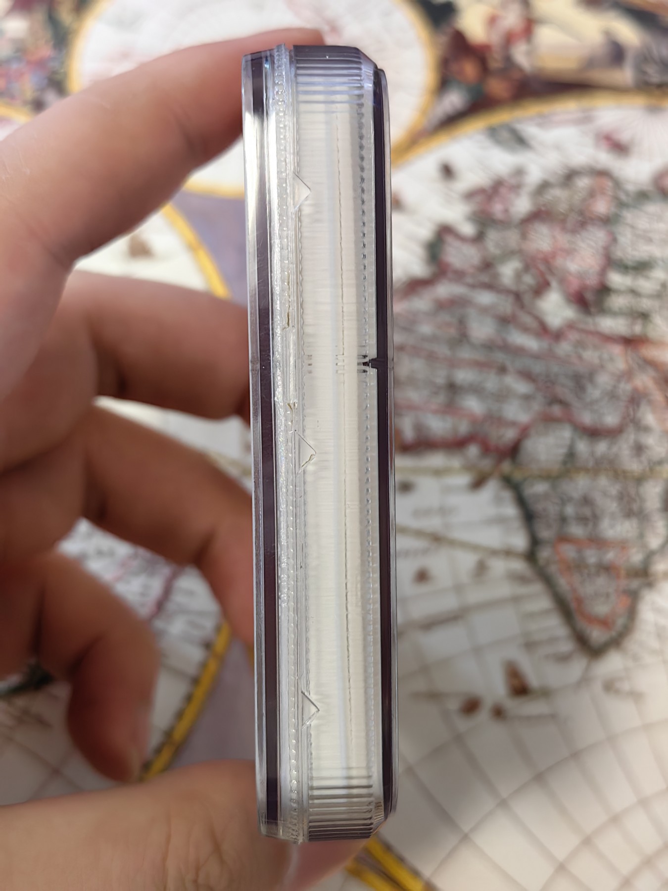 橡树集藏-006场 海纳百川 1813年英国皇室章，乔治三世时期原铸。ngc Ms65，加厚盒。铜色诱人，镜面感十足。背面是女王向皇家近卫军团授予军旗，细节丰富，雕刻精细，超高浮雕。ngc数据库唯一评级，冠军分。军旗上刻字：VIRES ACQUIRT EUNDO。拉丁文，意为“随行聚力”，是古罗马诗人的叙事诗《埃涅阿斯纪》中的一句，意思是“随着传播而越来越有力”。象征着军队听从指挥，雷厉风行。