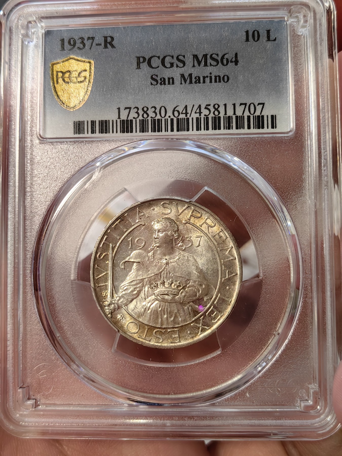 橡树集藏-006场 海纳百川 pcgs-ms64 1937年圣马力诺10里拉银币 持剑圣女手托皇冠，英姿飒爽，打制压印十足，黄油包浆转光美丽，赏心悦目。热门女神题材，不可多得。