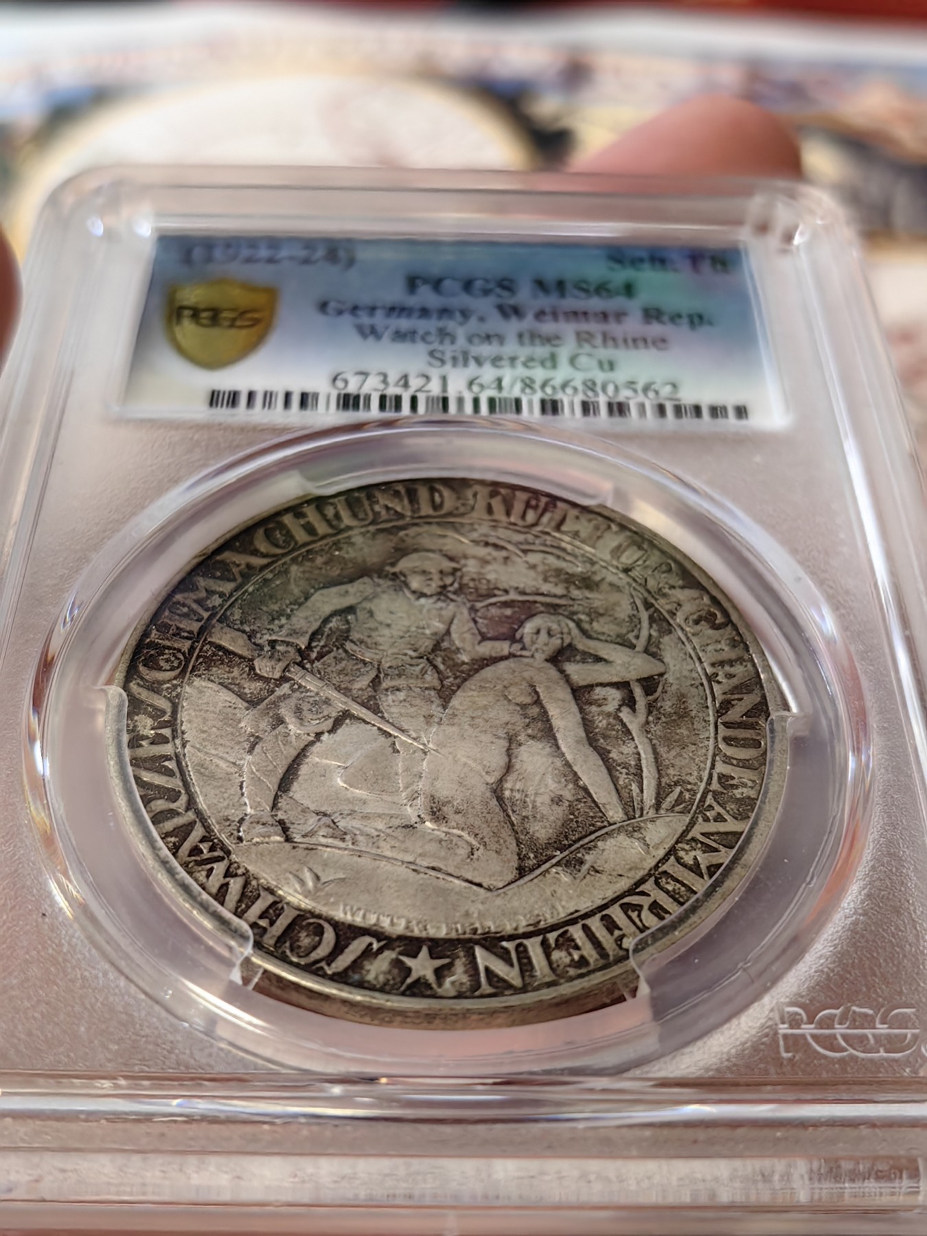 橡树集藏-006场 海纳百川 pcgs-ms64 1922-24年德国镀银纪念章黑色耻辱泰勒 守望莱茵  正面是一战战败的德国日耳曼妮娅被占领军羞辱 背面是折断的德国军刀 故事跃然纸上 刻画相当形象 德国国耻 欧陆老包浆 实物非常好看