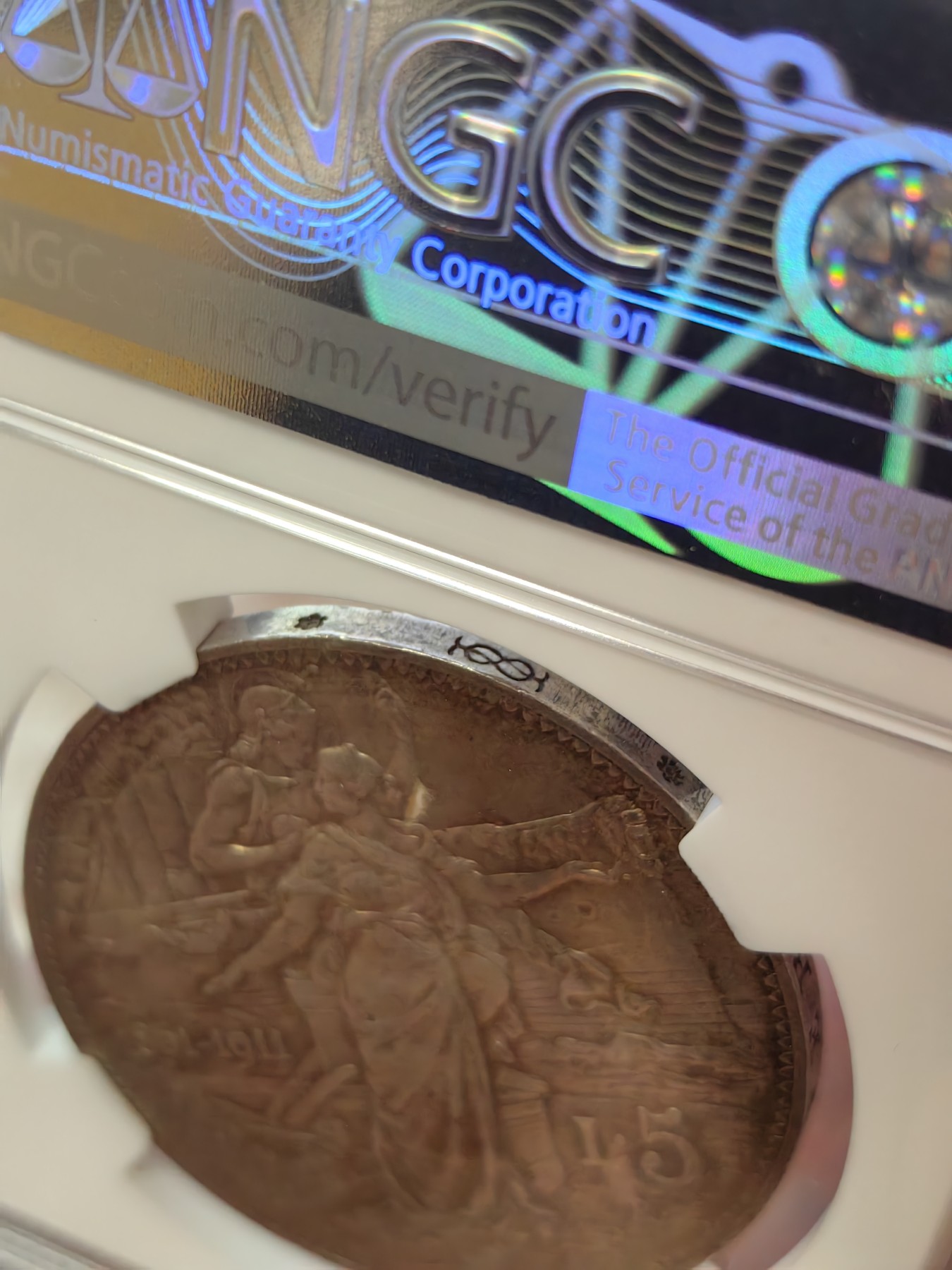 橡树集藏-006场 海纳百川 ngc-ms64 1911年意大利建国5里拉大银币 打制优异 浮雕完好 整体状态相当不错 币圈大托奶  罗马厂内部评选最美设计 正面为埃马努埃莱三世，意大利国王。背面图案为代表古罗马的士兵和代表现代意大利的女神，以及象征工农业繁荣的轮船、犁铧和花环。背面情景指的是古罗马向现代罗马——意大利递送地球，象征治世权力的传承～币的边铭，刻有双环八字结，代表爱的意思，萨伏伊王室常用。