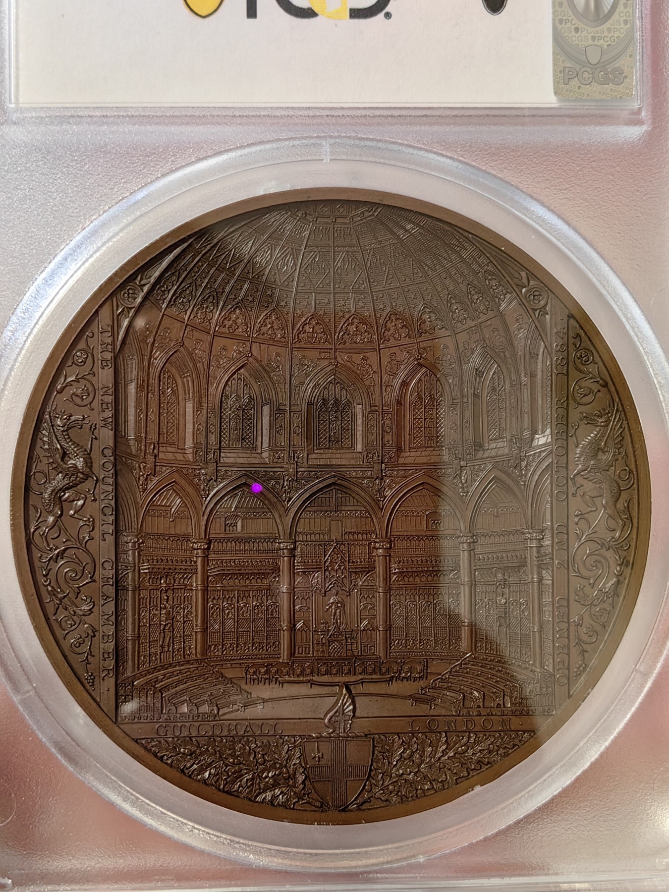 橡树集藏-006场 海纳百川 pcgs-sp67！ 1884年英国伦敦金融城系列 大不列颠市政厅铜牌新议会厅开幕，伦敦造币厂。作者：JS & AB Wyon。直径：77毫米。正面：伦迪尼亚，商业和治安法官出席，向她的议会发表讲话；背面：市政厅内景。这种高度复杂的反向设计显示出令人难以置信的雄伟，是任何大教堂和建筑相关奖牌的高级收藏者的必备品。丰富的红棕色表面，具有巨大的光泽度，令人叹为观止。附带原盒，插销损坏。
