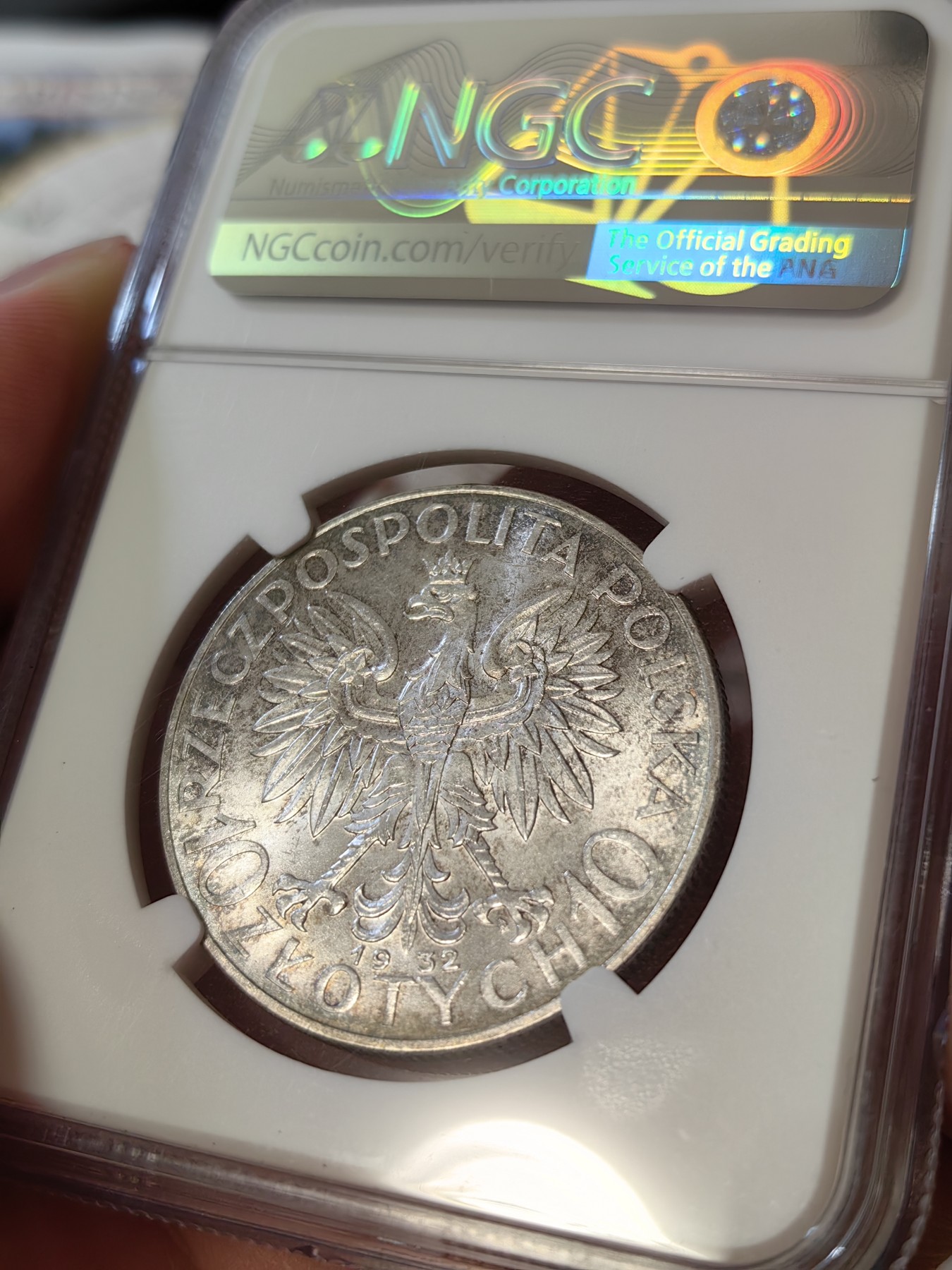 橡树集藏-006场 海纳百川 ngc-Ms64 1932年波兰10兹罗提大银币 雅德维加女皇  亚军分，上面只有一个65，究极难找的高分品种，可遇不可求。此枚的彩色包浆绝美，同分中的top～  64分极为难得，顶级状态，炫彩包浆，实物绝美。强车轮流银霜光，大美人一个，人称波兰尼姑头。雅德维加是波兰国王和立陶宛公爵夫人，出身于安茹-西西里王朝，圣雅德维加。25岁便英年早逝，最美的年华，Young Lady Queen～