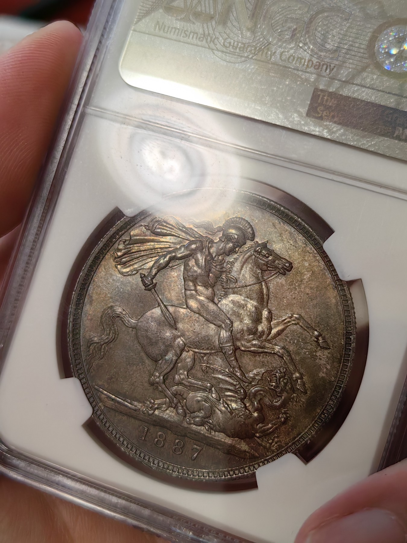 橡树集藏-006场 海纳百川 ngc-Ms64 1887年英国维多利亚高冠马剑克朗 双面通体均匀黑彩浓郁包浆 打制底板一流 实物绝美 裸币送评 高分不易 大热门品种