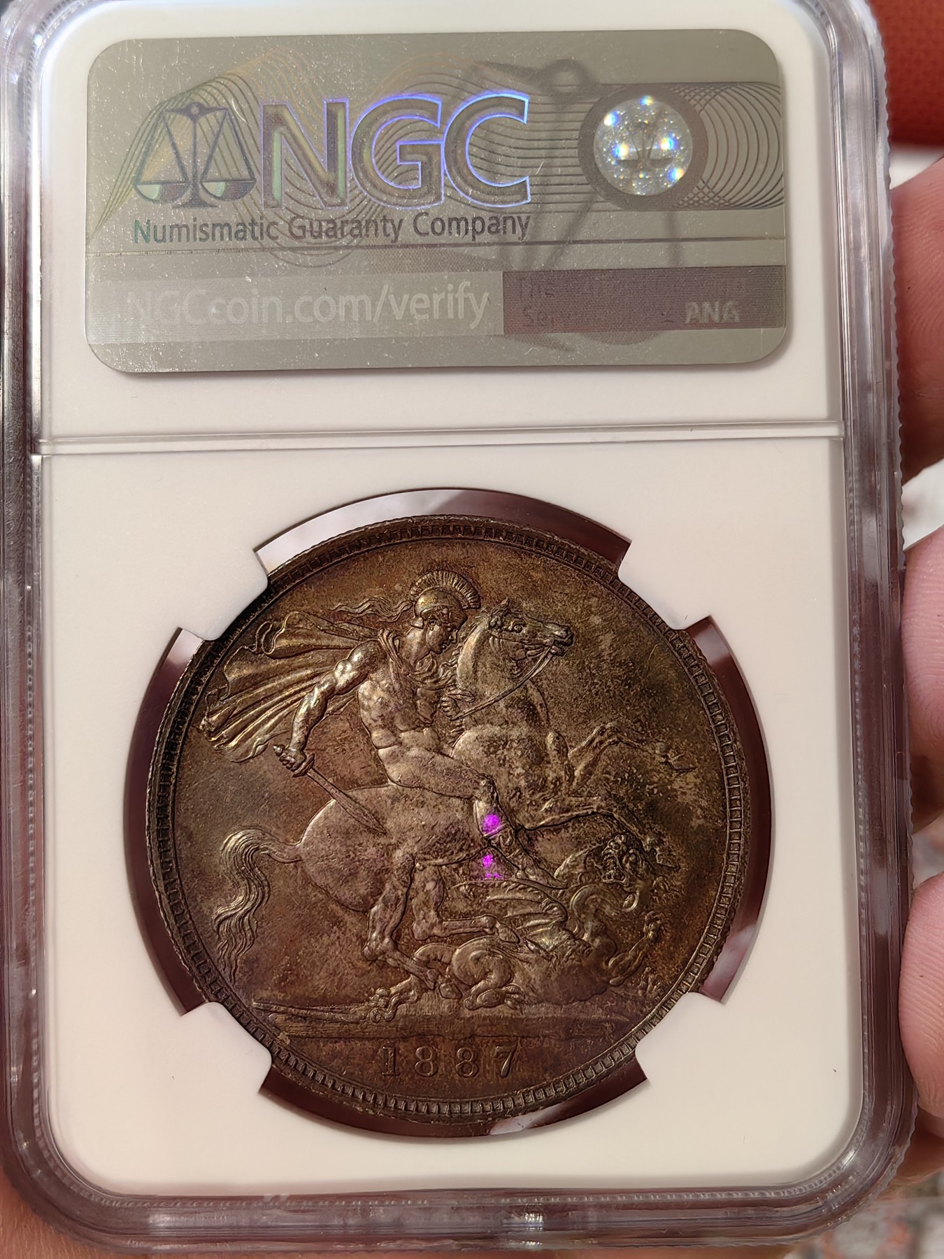 橡树集藏-006场 海纳百川 ngc-Ms64 1887年英国维多利亚高冠马剑克朗 双面通体均匀黑彩浓郁包浆 打制底板一流 实物绝美 裸币送评 高分不易 大热门品种