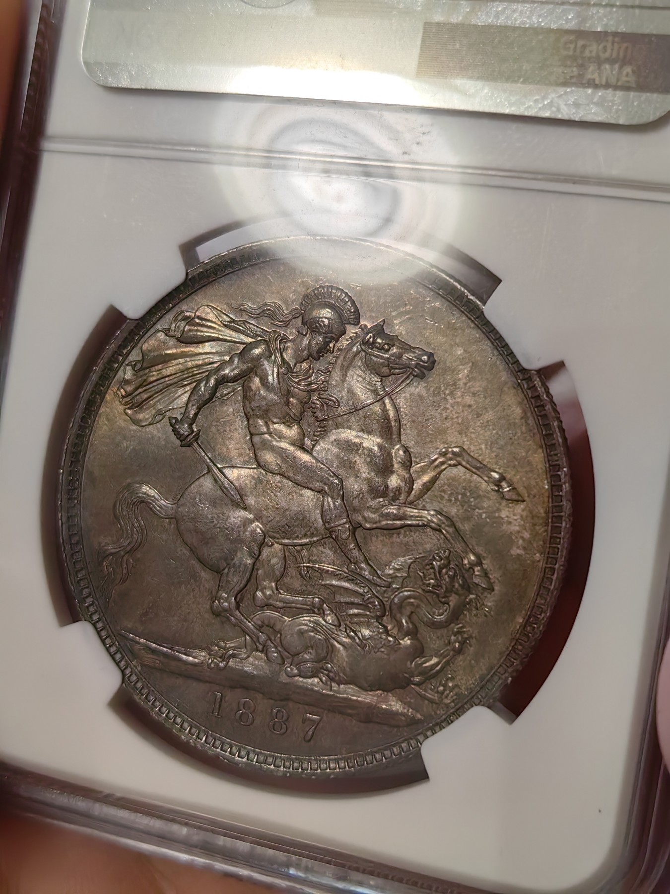 橡树集藏-006场 海纳百川 ngc-Ms64 1887年英国维多利亚高冠马剑克朗 双面通体均匀黑彩浓郁包浆 打制底板一流 实物绝美 裸币送评 高分不易 大热门品种