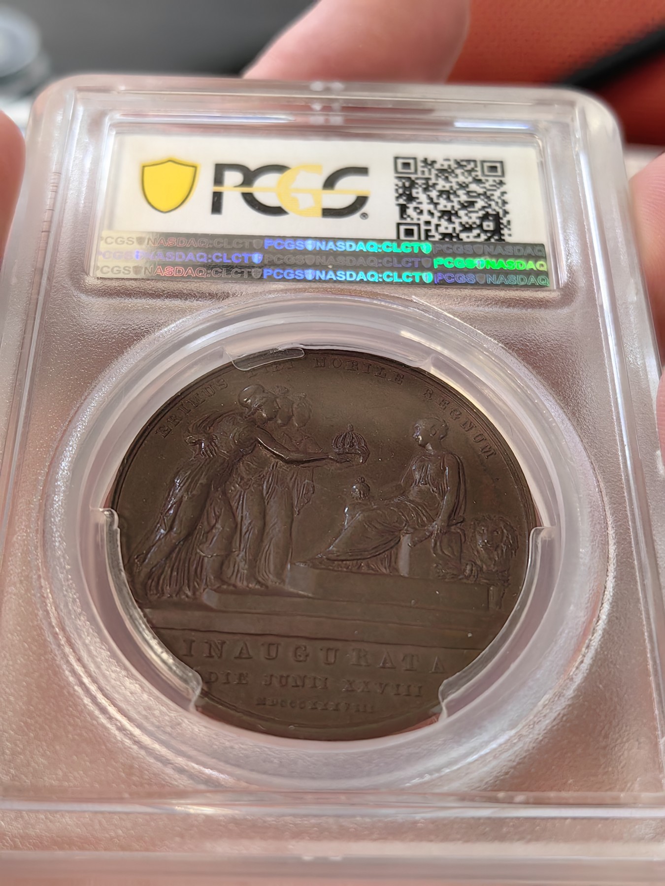 橡树集藏-006场 海纳百川 pcgs-SP64，1838年英国维多利亚女王加冕铜章，皇室官方章。顶级品相，铜色四溢，观感极佳，实物极美。伦敦造币厂，铸造量260枚，直径36mm。超高浮雕，细节令人惊叹，加厚盒。小维，yyds。一个高度充满活力的红棕色标本，表面有大量闪烁的光彩。皮斯特鲁奇操刀，他的代表作：圣乔治屠龙和滑铁卢战役纪念章。天才人物，少年有为。直到今天，女王伊丽莎白二世的主权金币上，还刻着由他设计的圣乔治屠龙形象～