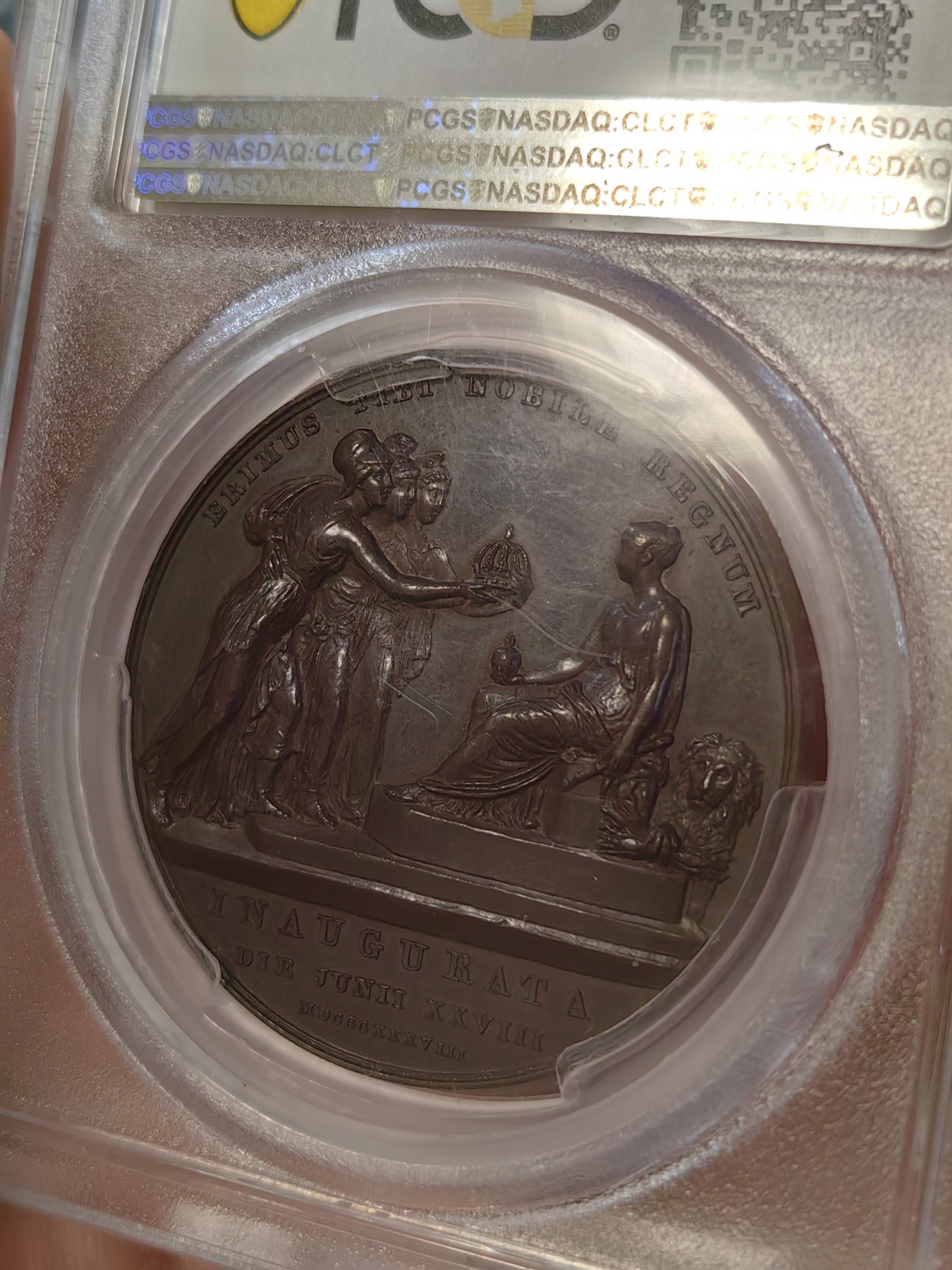 橡树集藏-006场 海纳百川 pcgs-SP64，1838年英国维多利亚女王加冕铜章，皇室官方章。顶级品相，铜色四溢，观感极佳，实物极美。伦敦造币厂，铸造量260枚，直径36mm。超高浮雕，细节令人惊叹，加厚盒。小维，yyds。一个高度充满活力的红棕色标本，表面有大量闪烁的光彩。皮斯特鲁奇操刀，他的代表作：圣乔治屠龙和滑铁卢战役纪念章。天才人物，少年有为。直到今天，女王伊丽莎白二世的主权金币上，还刻着由他设计的圣乔治屠龙形象～