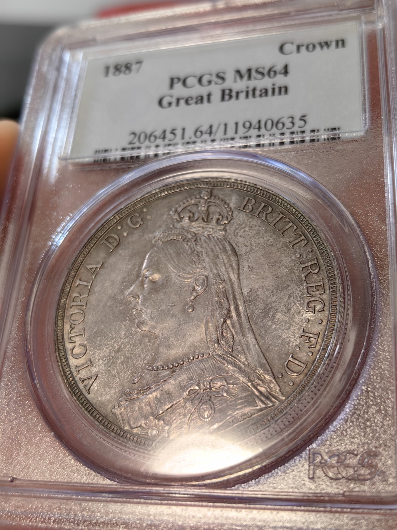 橡树集藏-006场 海纳百川 pcgs-ms64 1887年英国维多利亚高冠克朗马剑 经典品种 双面老包浆 洋红色点缀 实物状态一流 pc早期老盒 状态非常舒服 没有短板的及格64马剑克朗 自藏好品