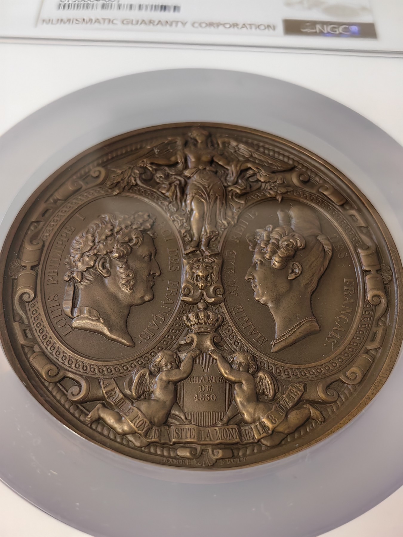 橡树集藏-006场 海纳百川 NGC-MS66BN 1833年法国国王路易菲利普皇室全家访问造币厂铜章，巴洛克风格章牌中的典范，去年10月一枚同分的丰饶角后铸在AW拍出1.5W RMB。超高浮雕加厚盒子，华丽盛大。