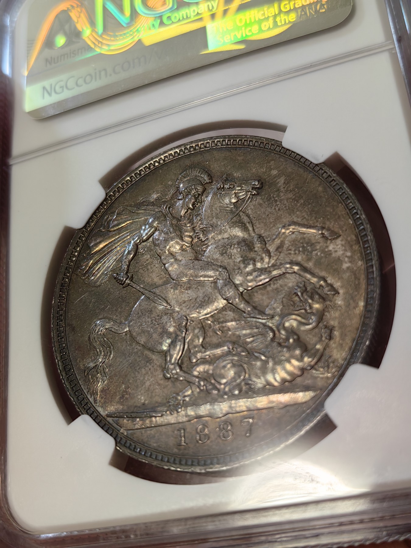 橡树集藏-006场 海纳百川 ngc-Ms64 1887年英国维多利亚高冠马剑克朗 双面通体均匀黑彩浓郁包浆 打制底板一流 实物绝美 裸币送评 高分不易 大热门品种