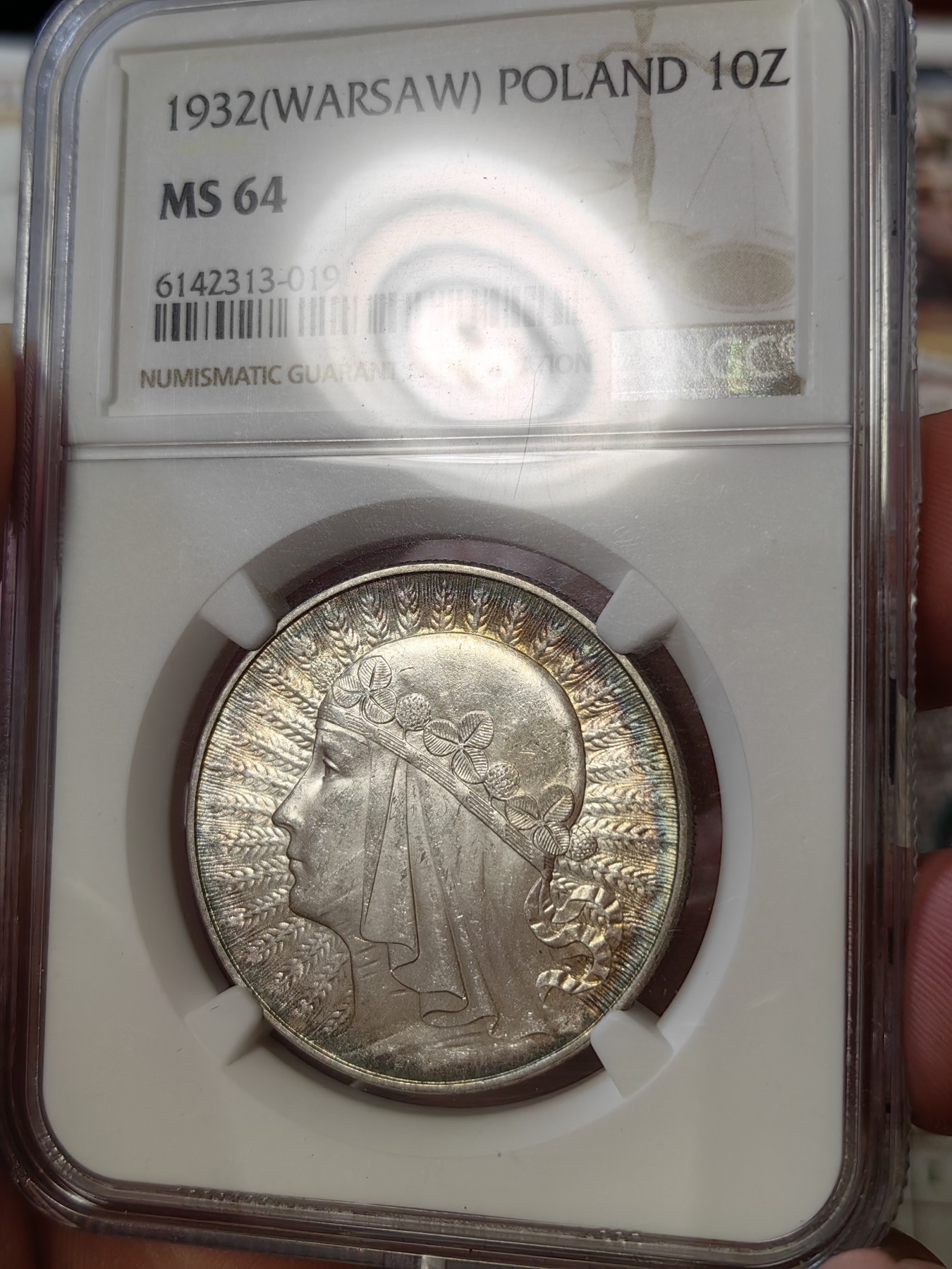 橡树集藏-006场 海纳百川 ngc-Ms64 1932年波兰10兹罗提大银币 雅德维加女皇  亚军分，上面只有一个65，究极难找的高分品种，可遇不可求。此枚的彩色包浆绝美，同分中的top～  64分极为难得，顶级状态，炫彩包浆，实物绝美。强车轮流银霜光，大美人一个，人称波兰尼姑头。雅德维加是波兰国王和立陶宛公爵夫人，出身于安茹-西西里王朝，圣雅德维加。25岁便英年早逝，最美的年华，Young Lady Queen～
