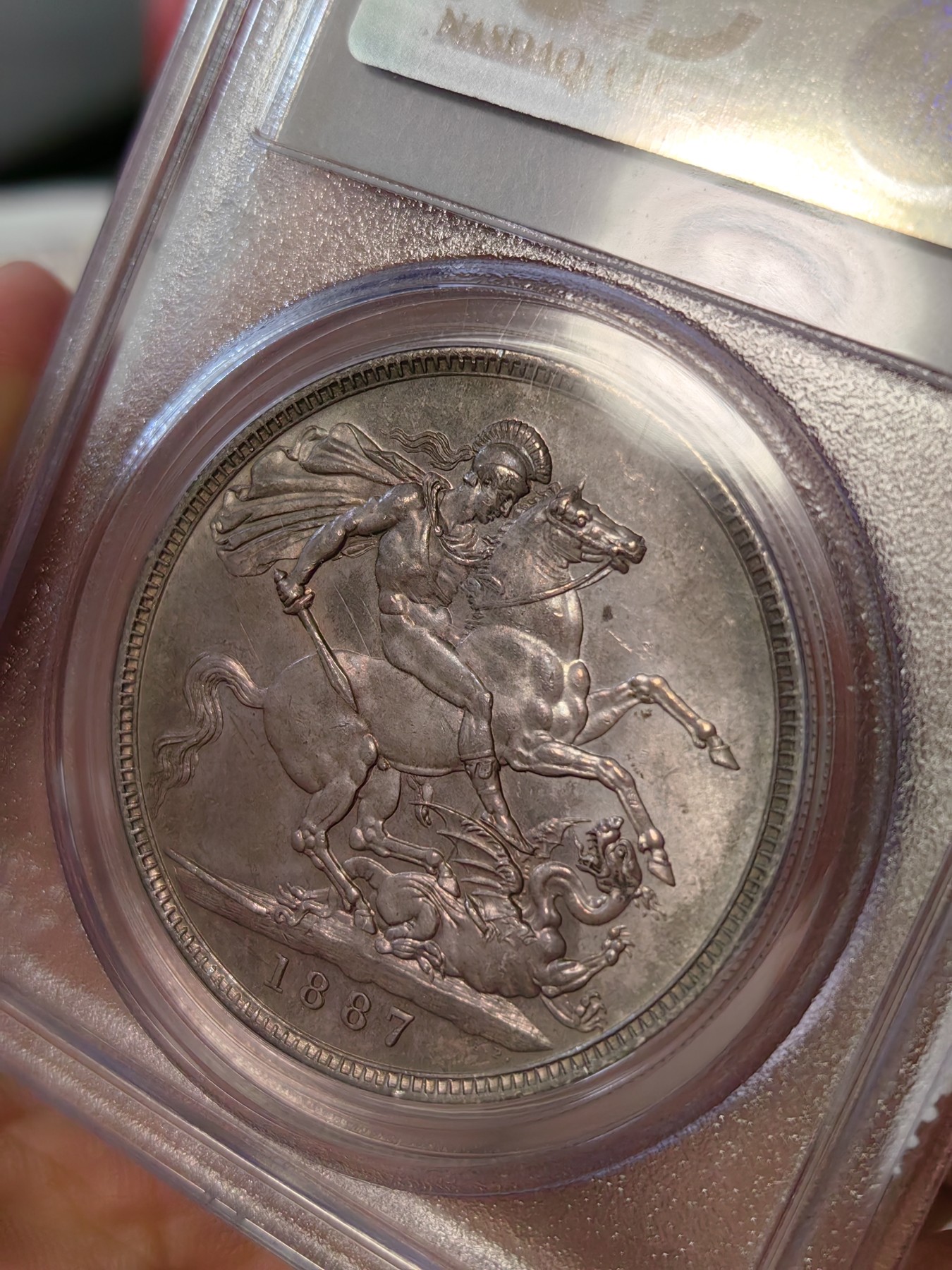 橡树集藏-006场 海纳百川 pcgs-ms64 1887年英国维多利亚高冠克朗马剑 经典品种 双面老包浆 洋红色点缀 实物状态一流 pc早期老盒 状态非常舒服 没有短板的及格64马剑克朗 自藏好品